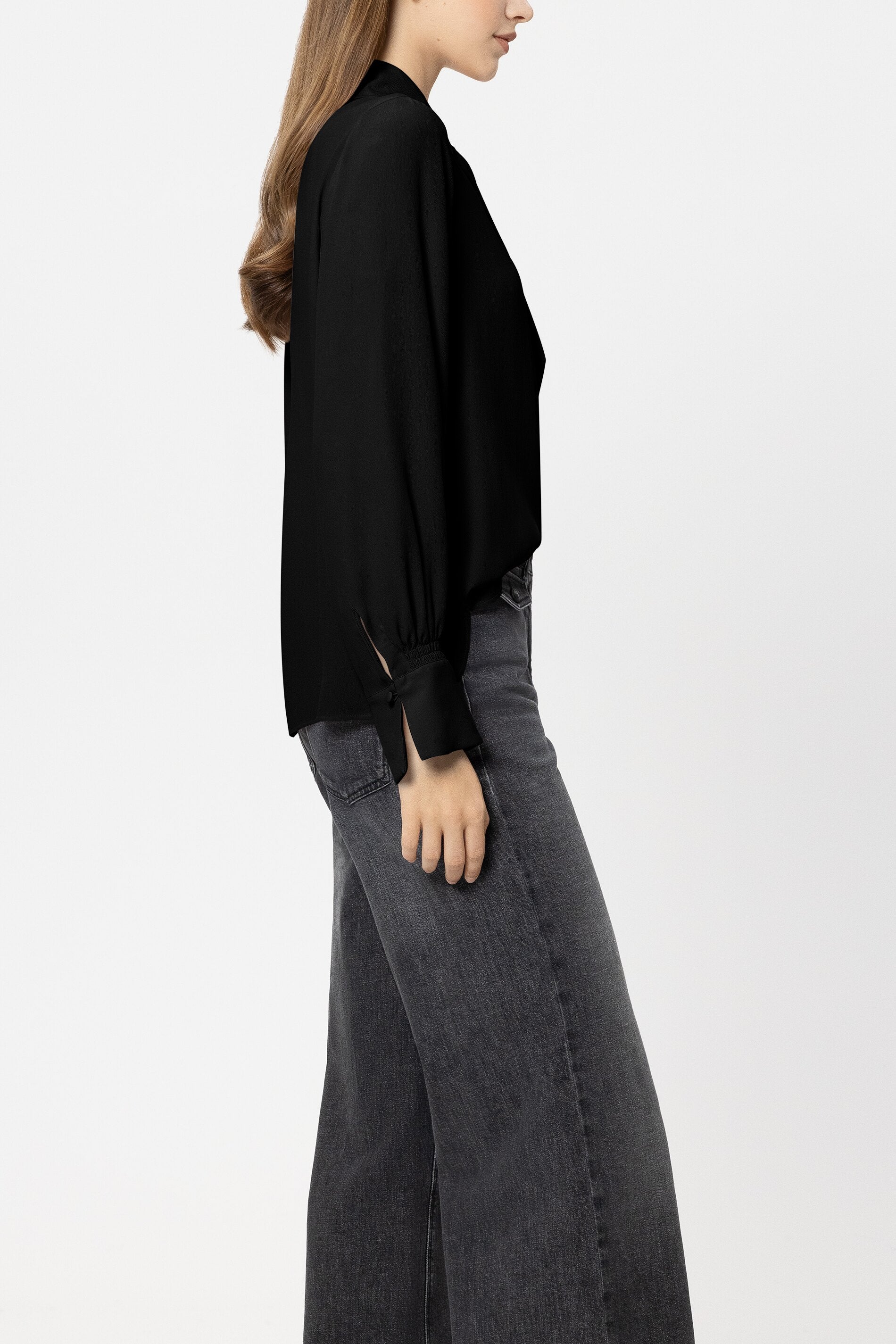 Schluppenbluse aus Seiden-Mix - pure black - Standard | Model Seite