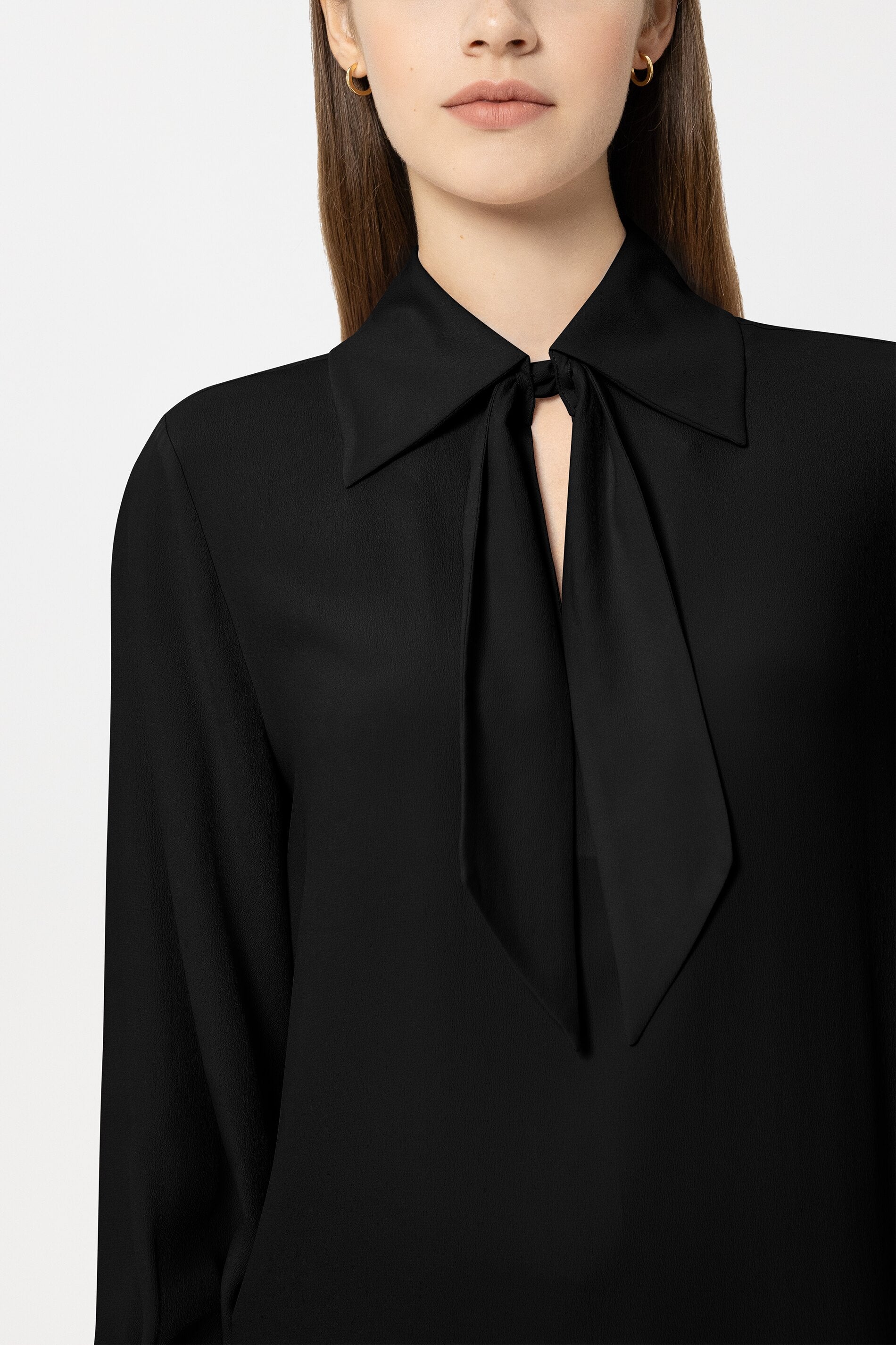 Schluppenbluse aus Seiden-Mix - pure black - Standard | Model Detail