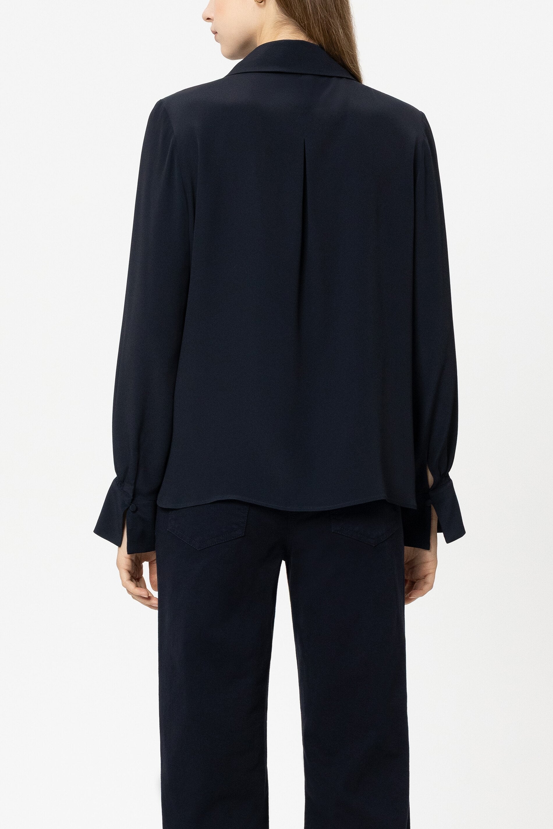 Schluppenbluse aus Seiden-Mix - navy blue - Standard | Model Rück