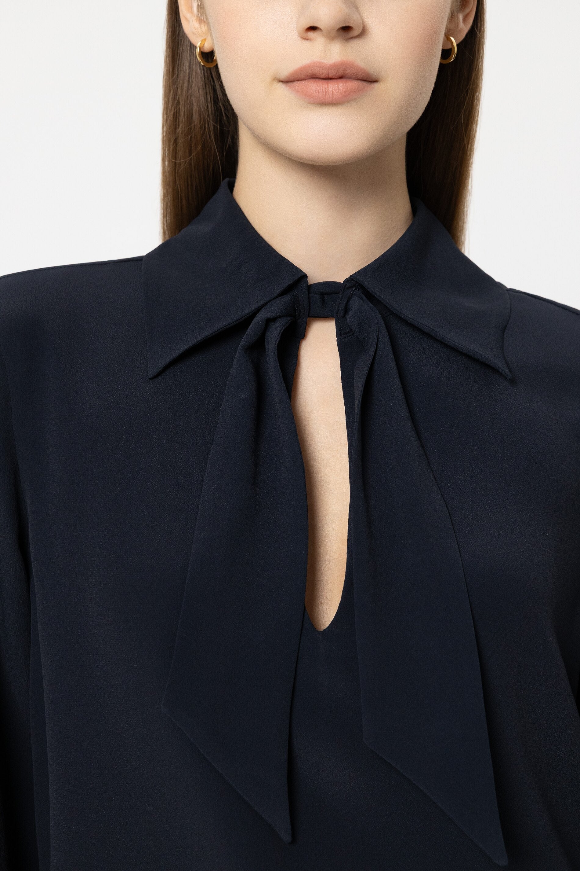 Schluppenbluse aus Seiden-Mix - navy blue - Standard | Model Detail