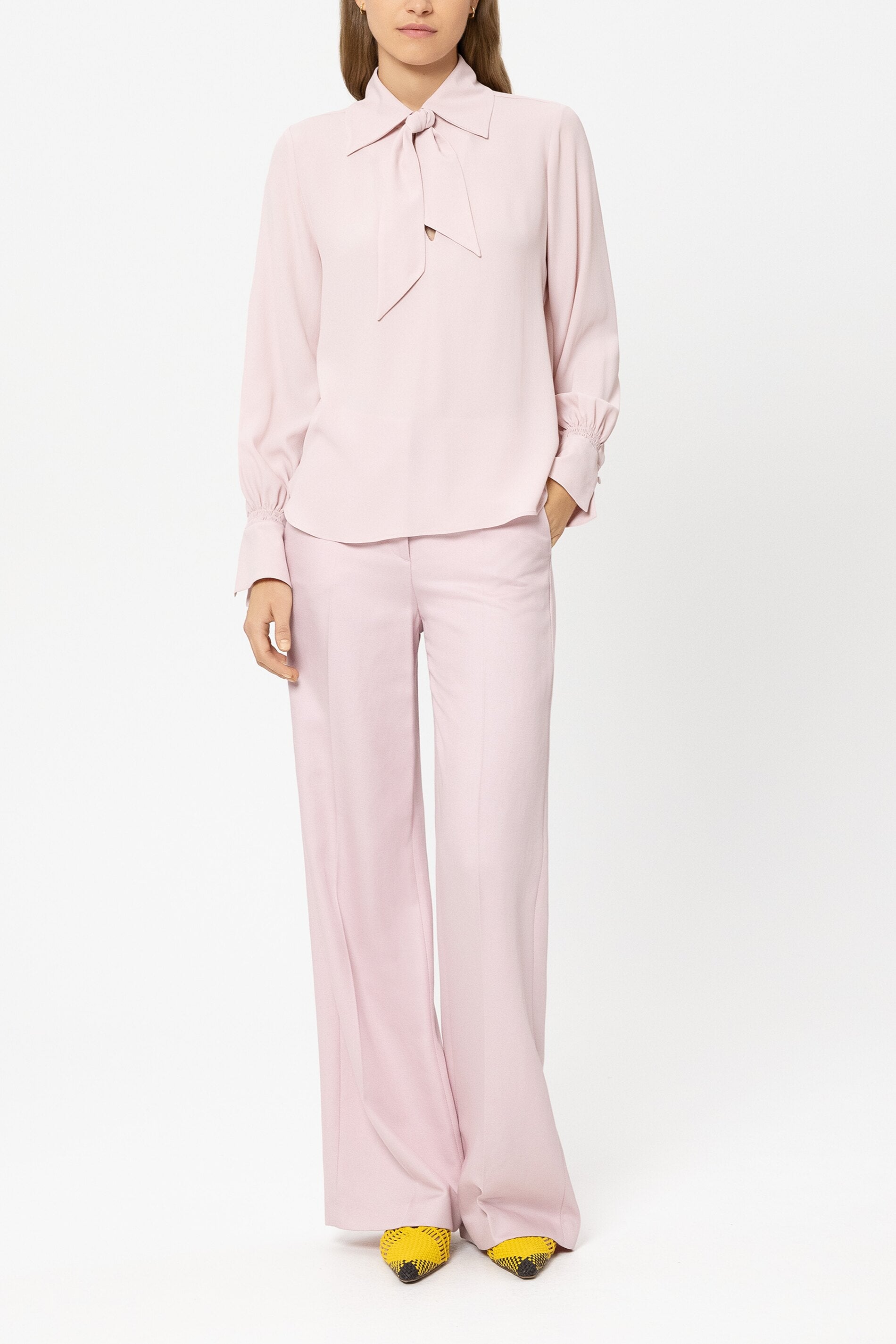 Schluppenbluse aus Seiden-Mix - creamy blush - Standard | Model Front