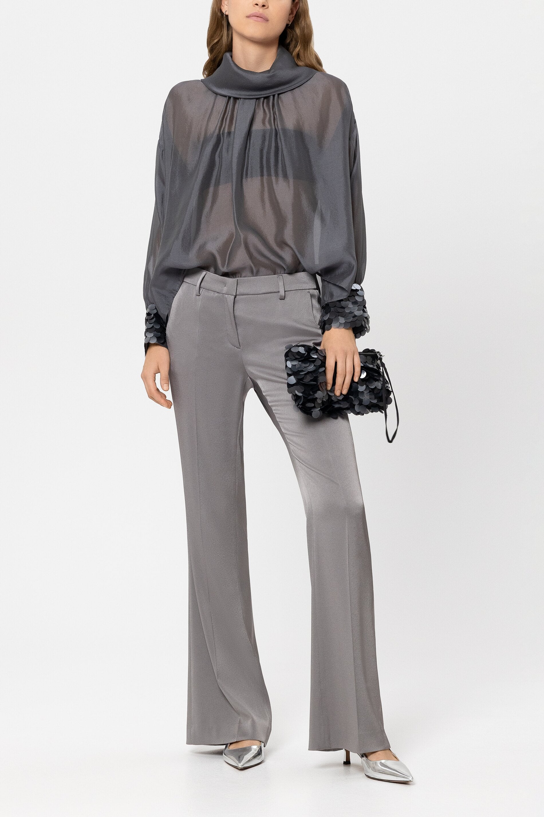 Bluse mit Pailletten-Manchette - platin - mit Applikation | Model Front