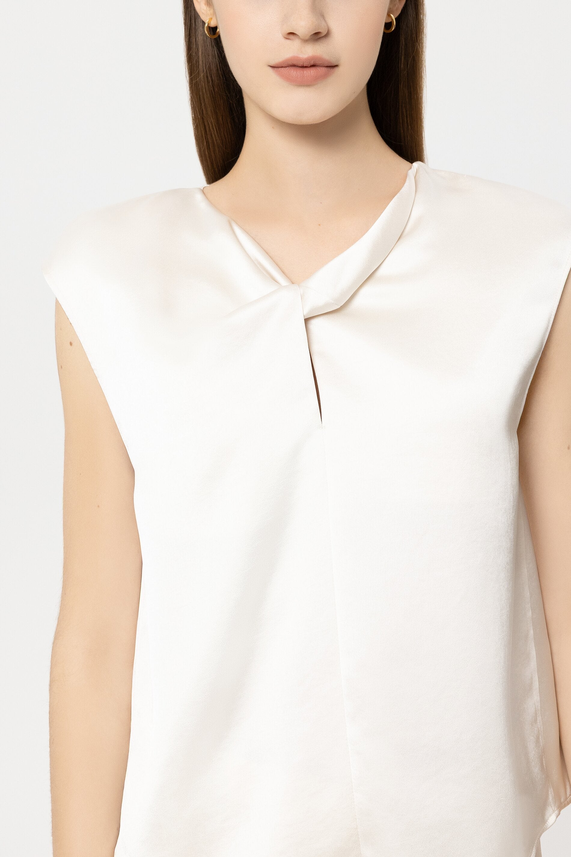 Satin-Top mit Knotendetail - cream - Standard | Model Detail