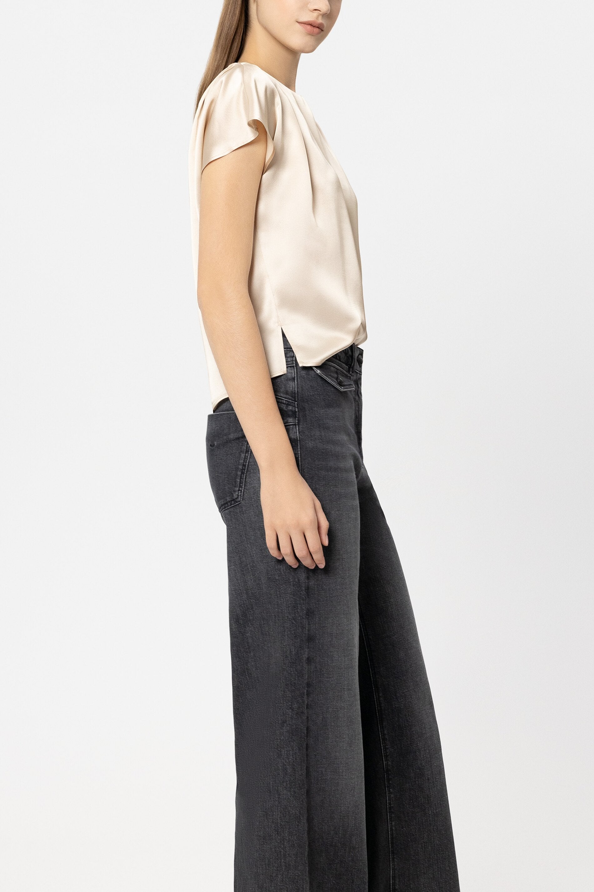 Blusenshirt aus Seide - soft camel - Standard | Model Seite