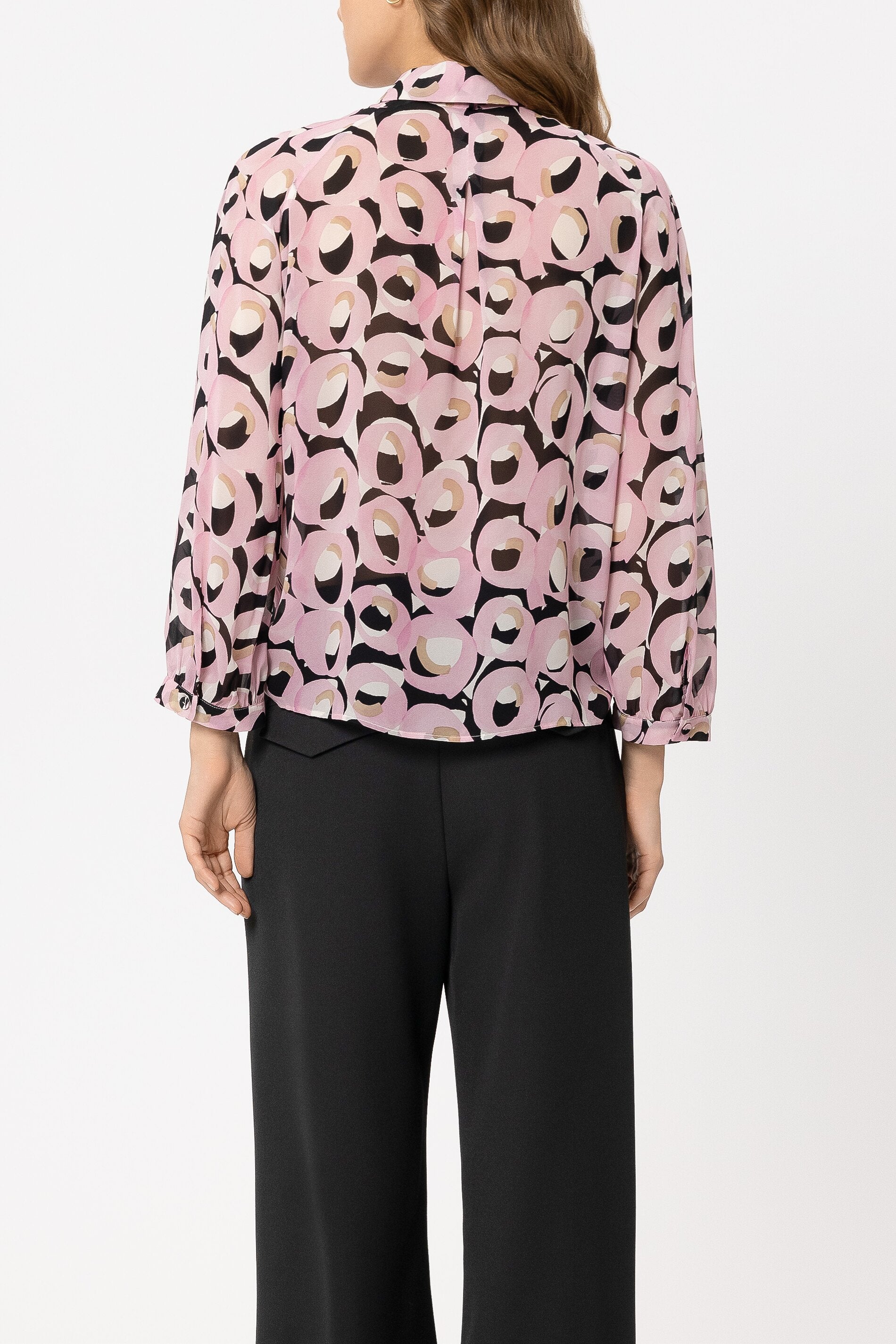 Hemdbluse mit Retro-Print - creamy blush / black - mit Schluppe | Model Rück