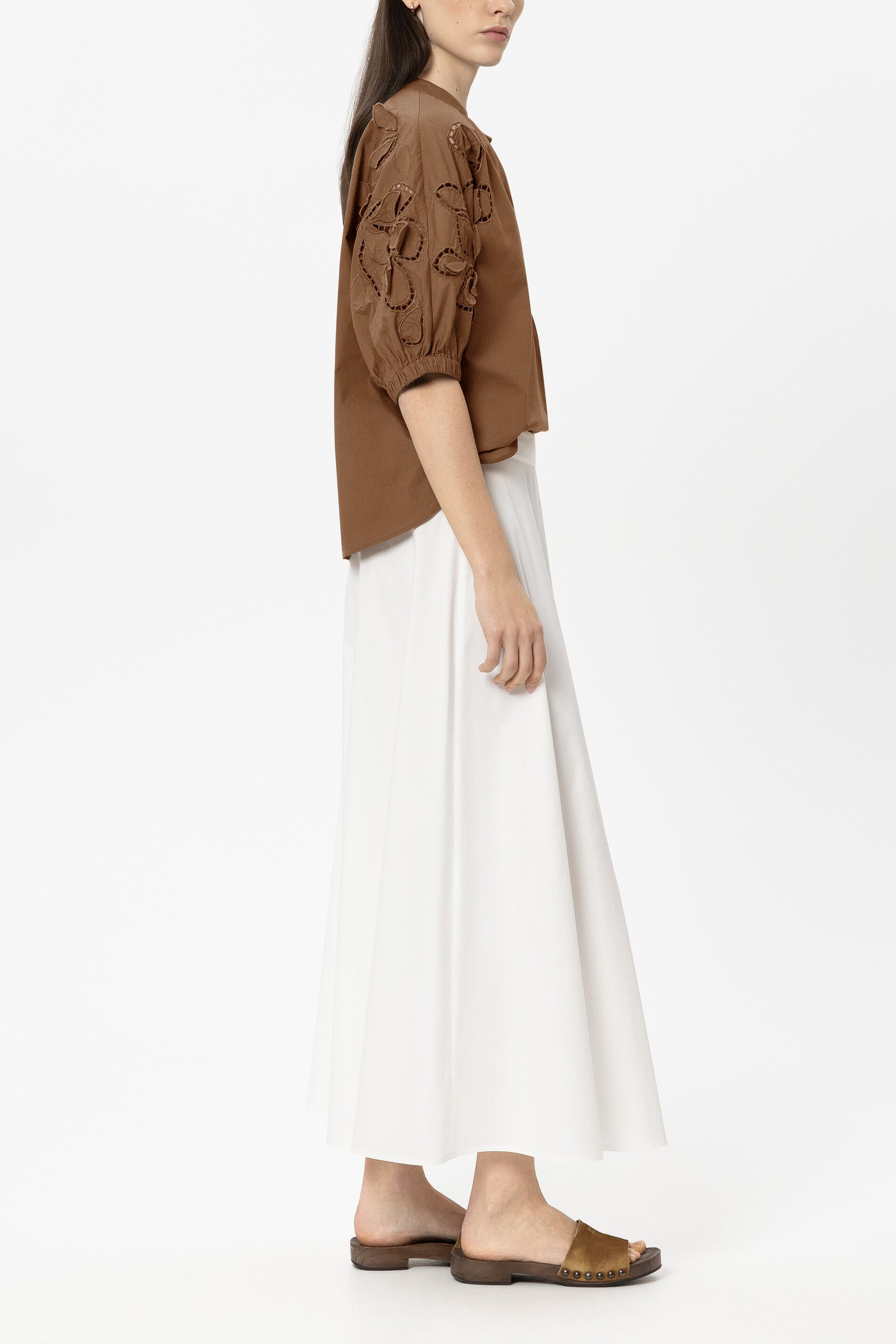 Bluse mit Lochstickerei - dark terracotta - Standard | Model Seite