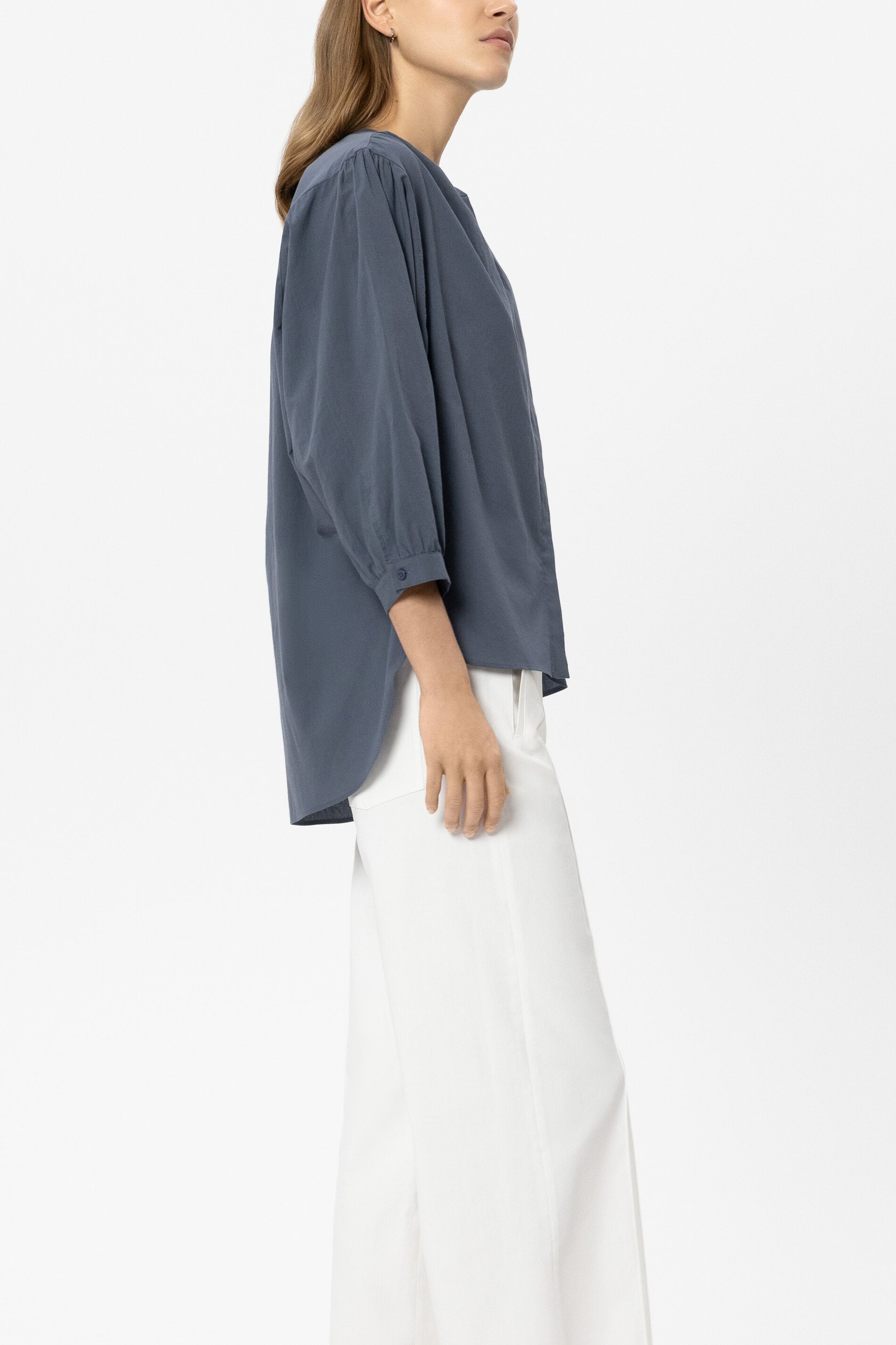 Hemd aus Baumwollvoile - tinted blue - Standard | Model Seite