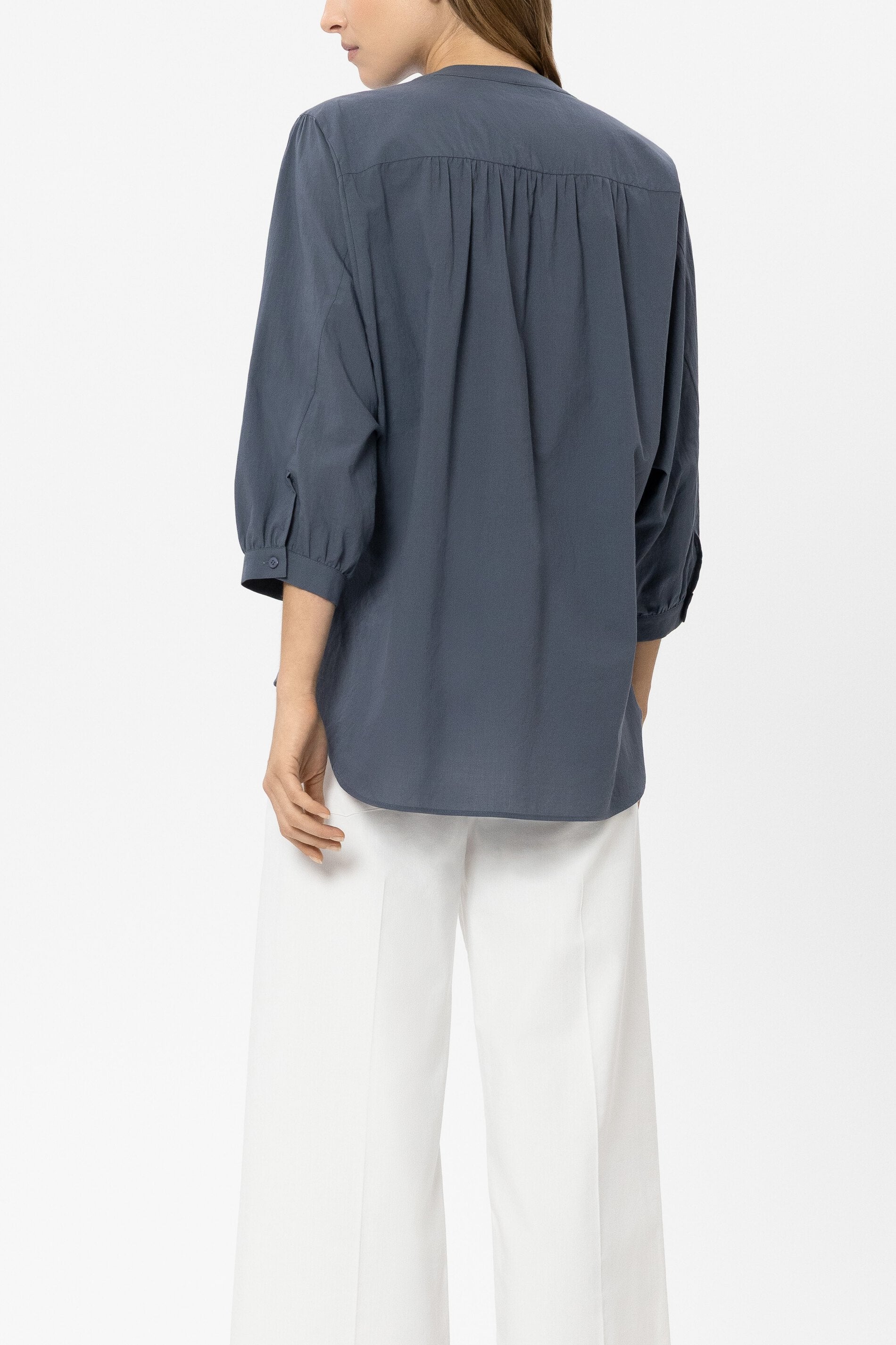 Hemd aus Baumwollvoile - tinted blue - Standard | Model Rück