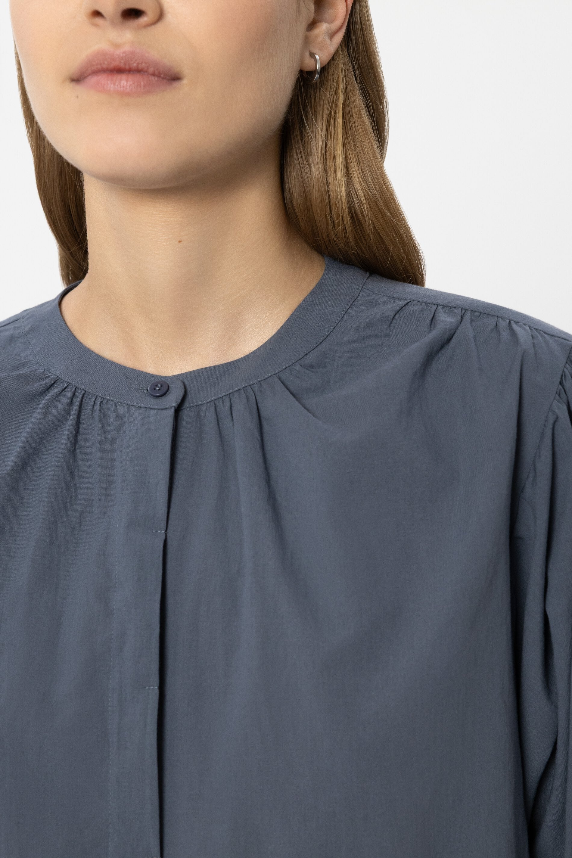 Hemd aus Baumwollvoile - tinted blue - Standard | Model Detail