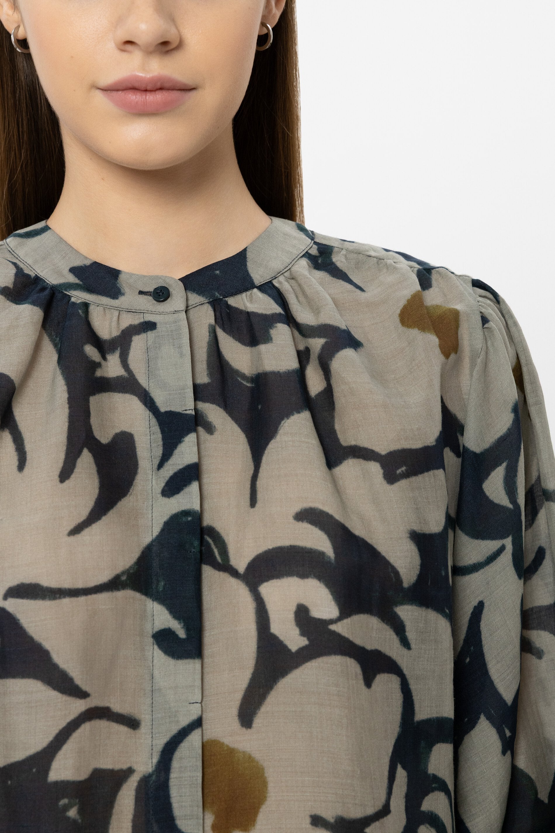 Bluse mit Flower-Print - tinted blue / multi - Standard | Model Detail