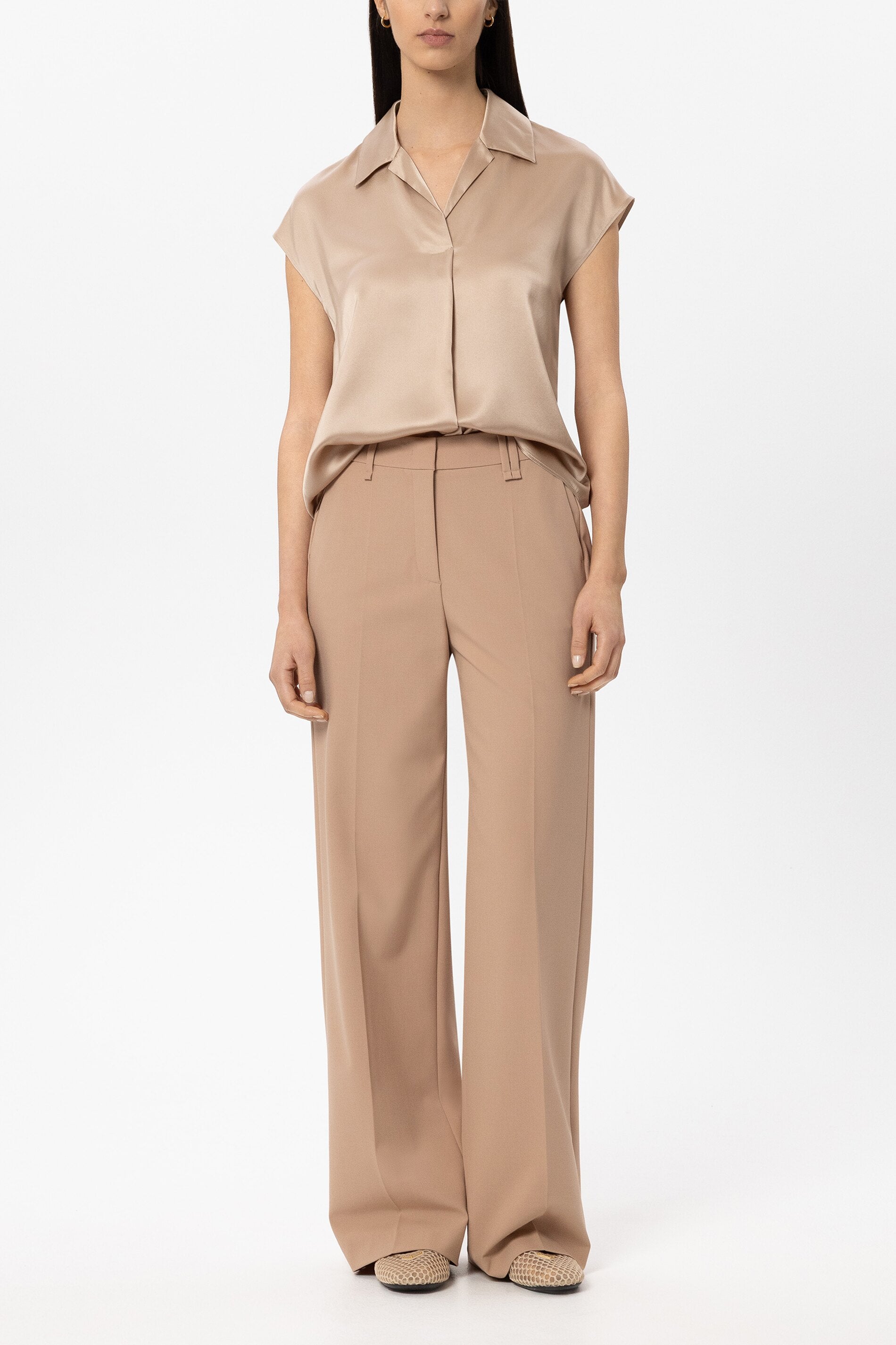 Kurzarm-Seidenbluse - cappuccino - Standard | Model Front
