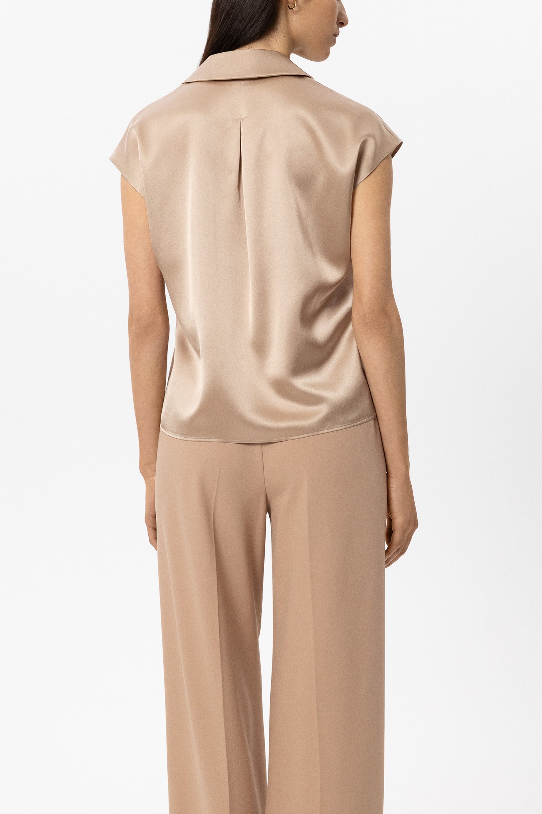 Kurzarm-Seidenbluse - cappuccino - Standard | Model Rück