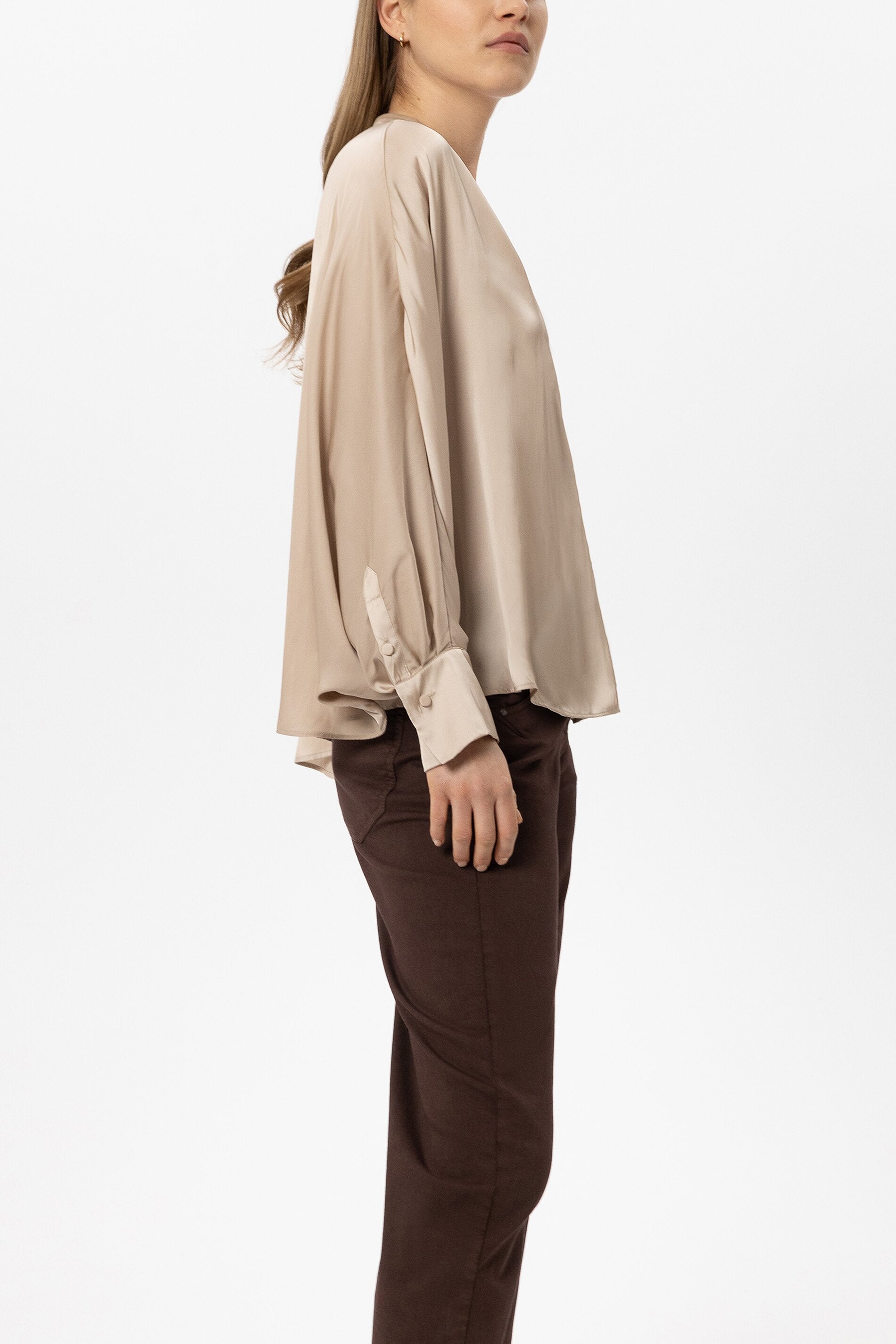 Satin-Cape-Bluse - cappuccino - Standard | Model Seite