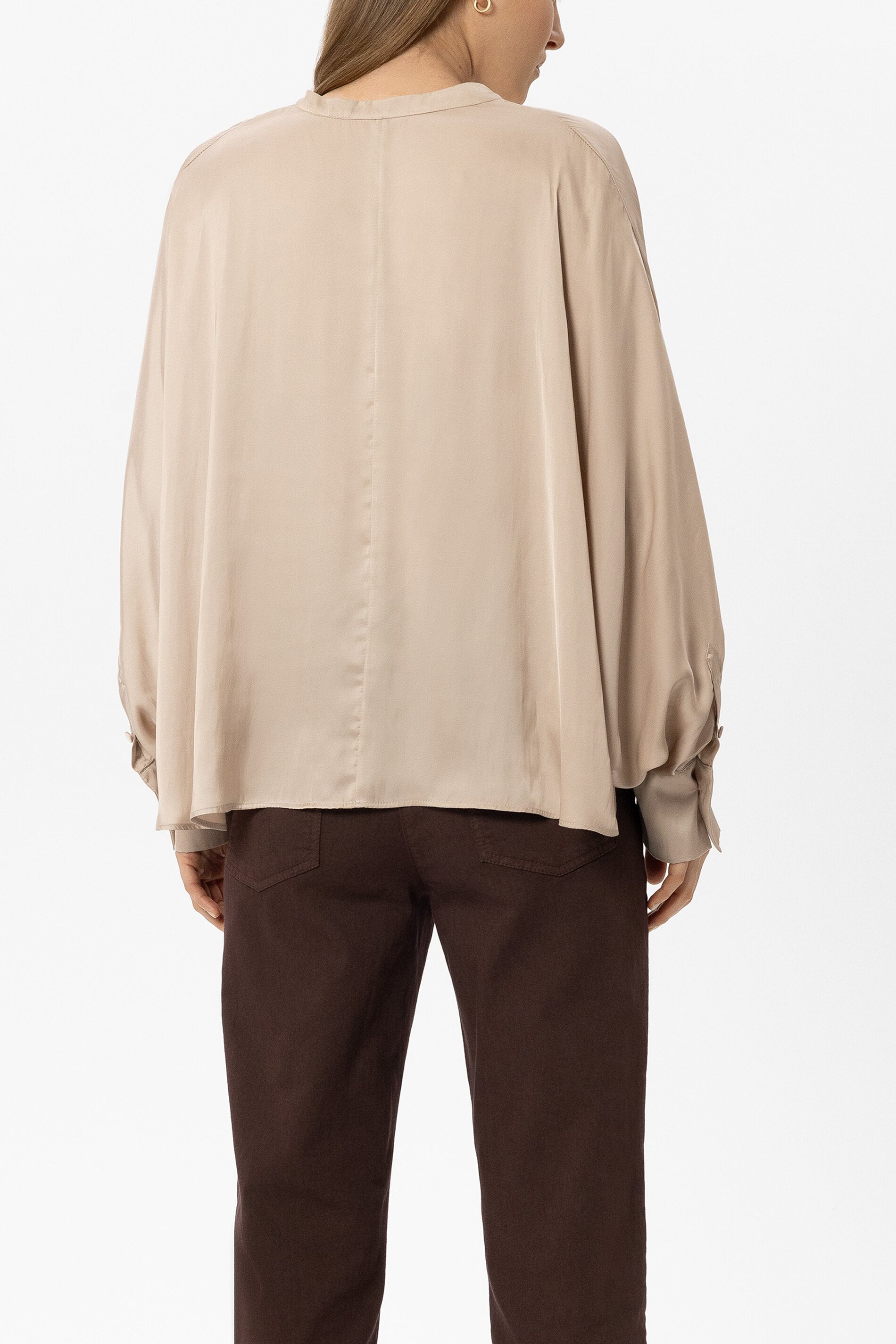 Satin-Cape-Bluse - cappuccino - Standard | Model Rück