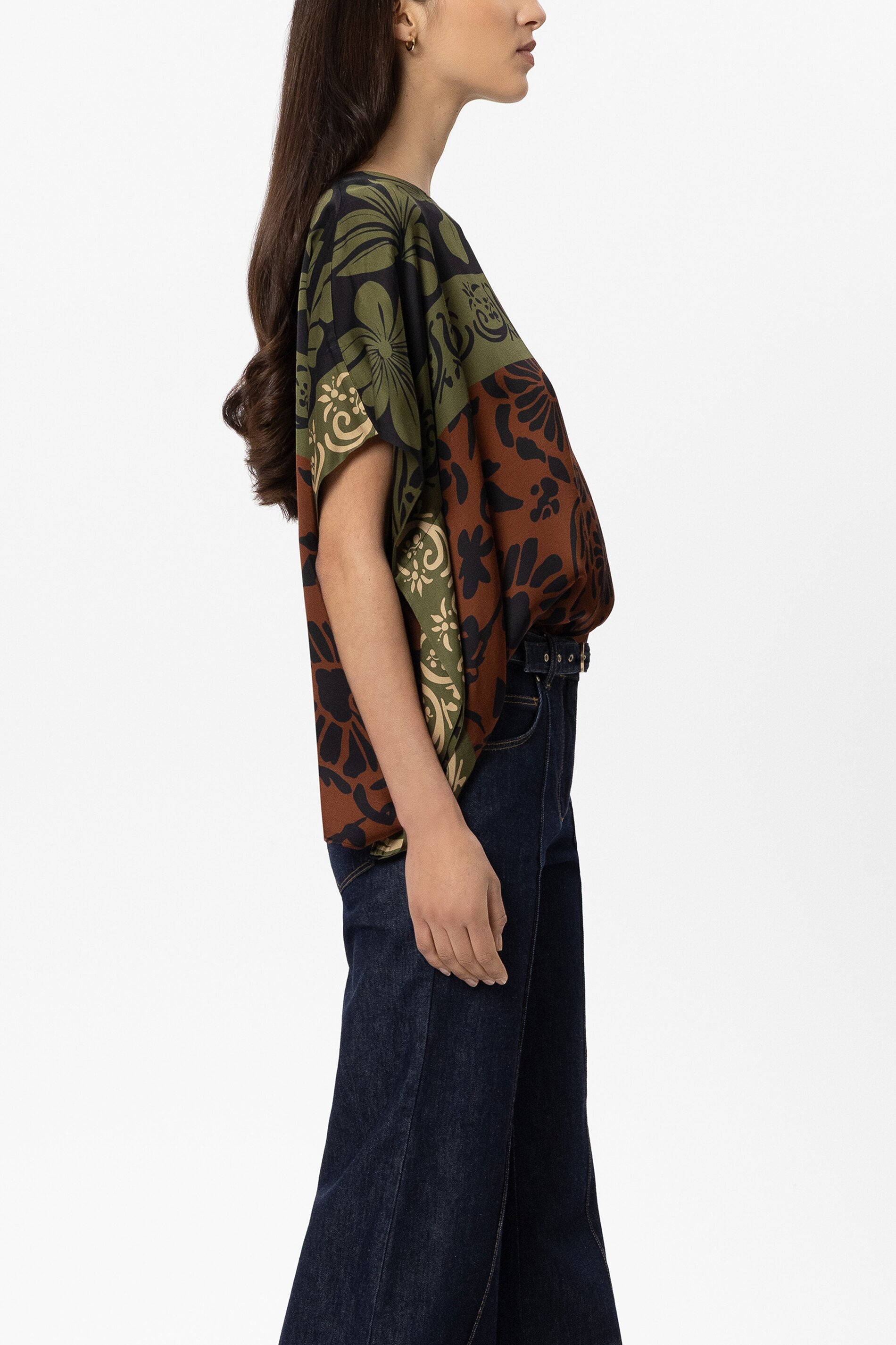 Cape-Bluse mit Leaf-Print - moss - Standard | Model Seite