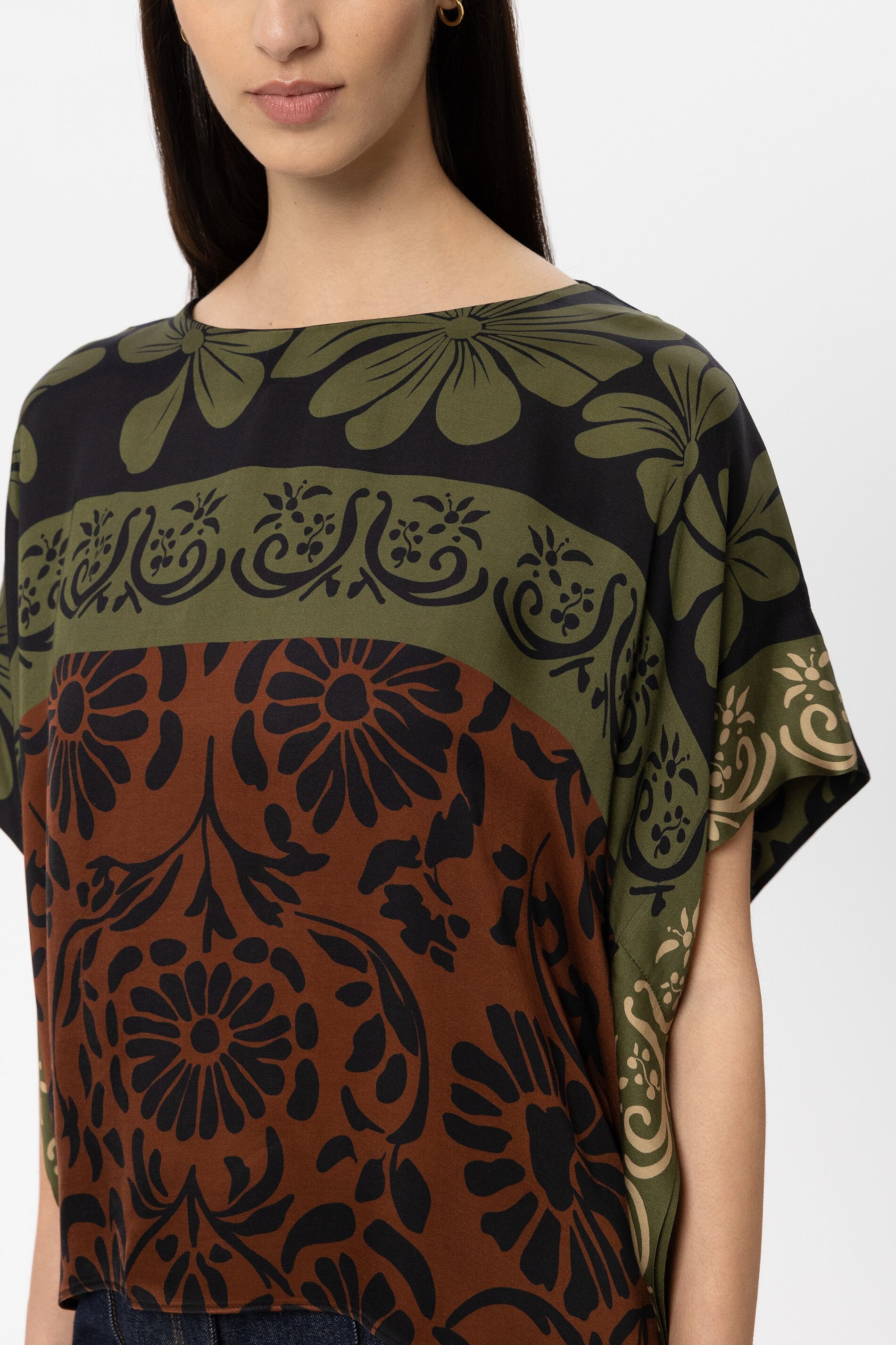 Cape-Bluse mit Leaf-Print - moss - Standard | Model Detail