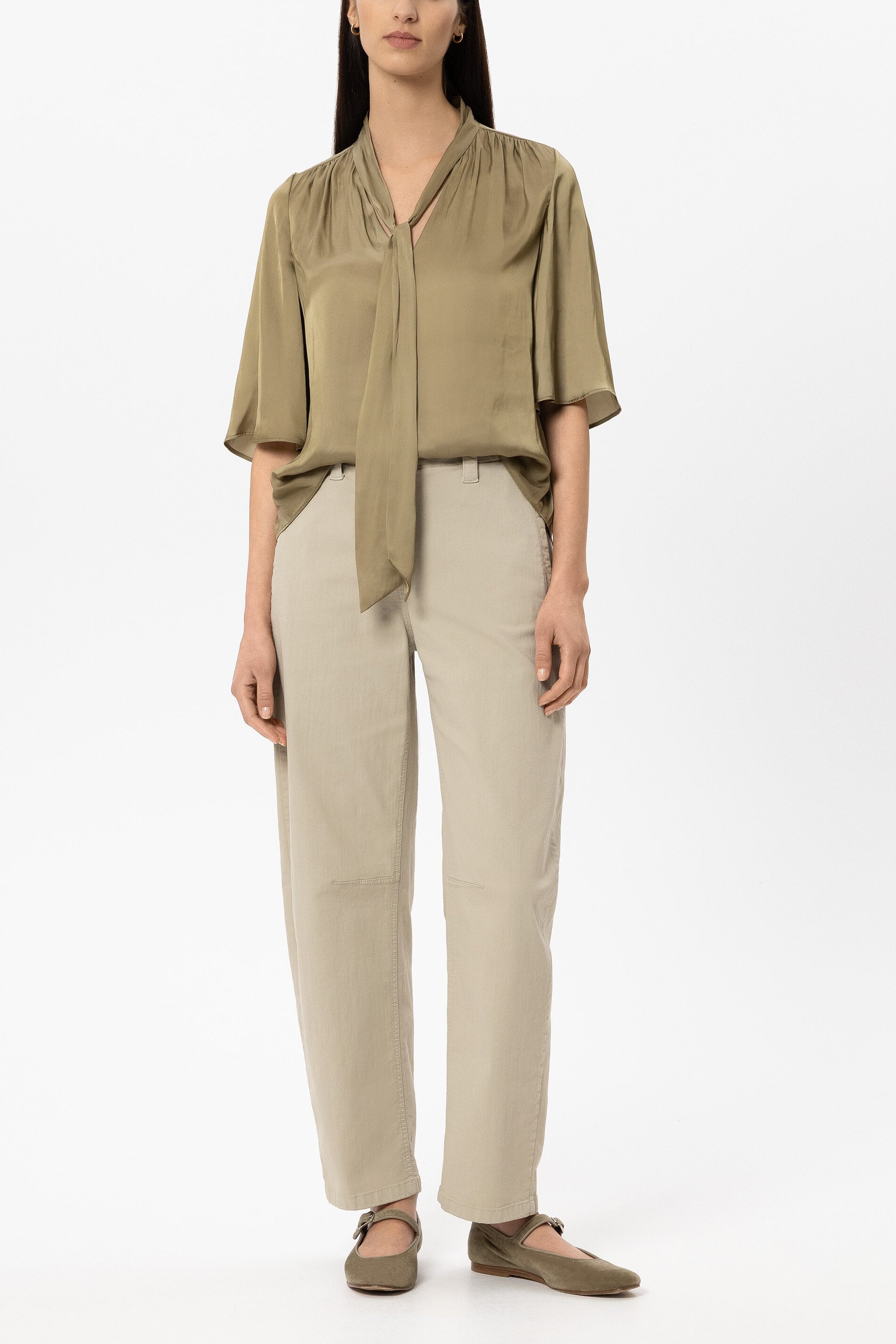 Satin-Bluse mit Schluppe - salbei - Standard | Model Front