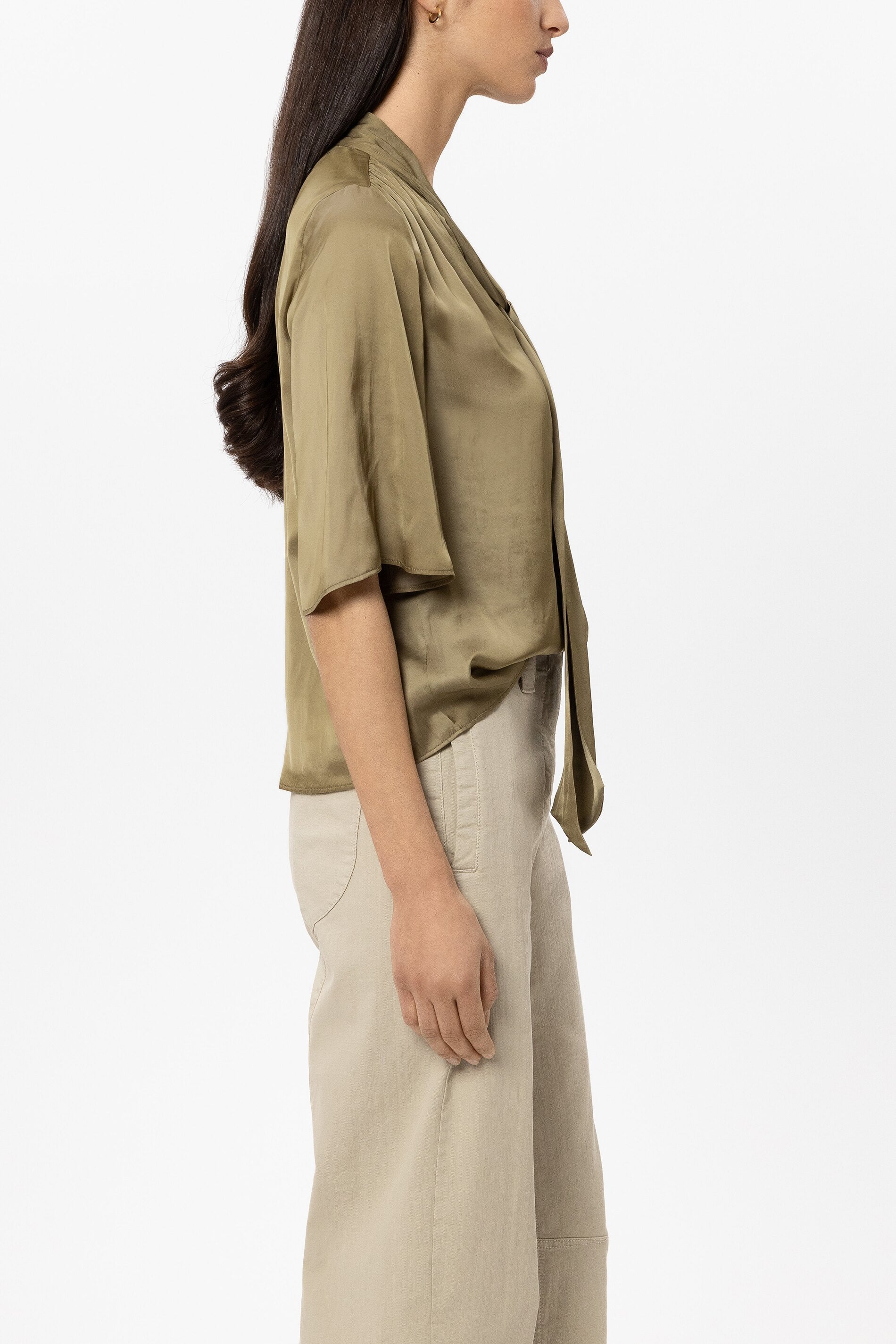 Satin-Bluse mit Schluppe - salbei - Standard | Model Seite