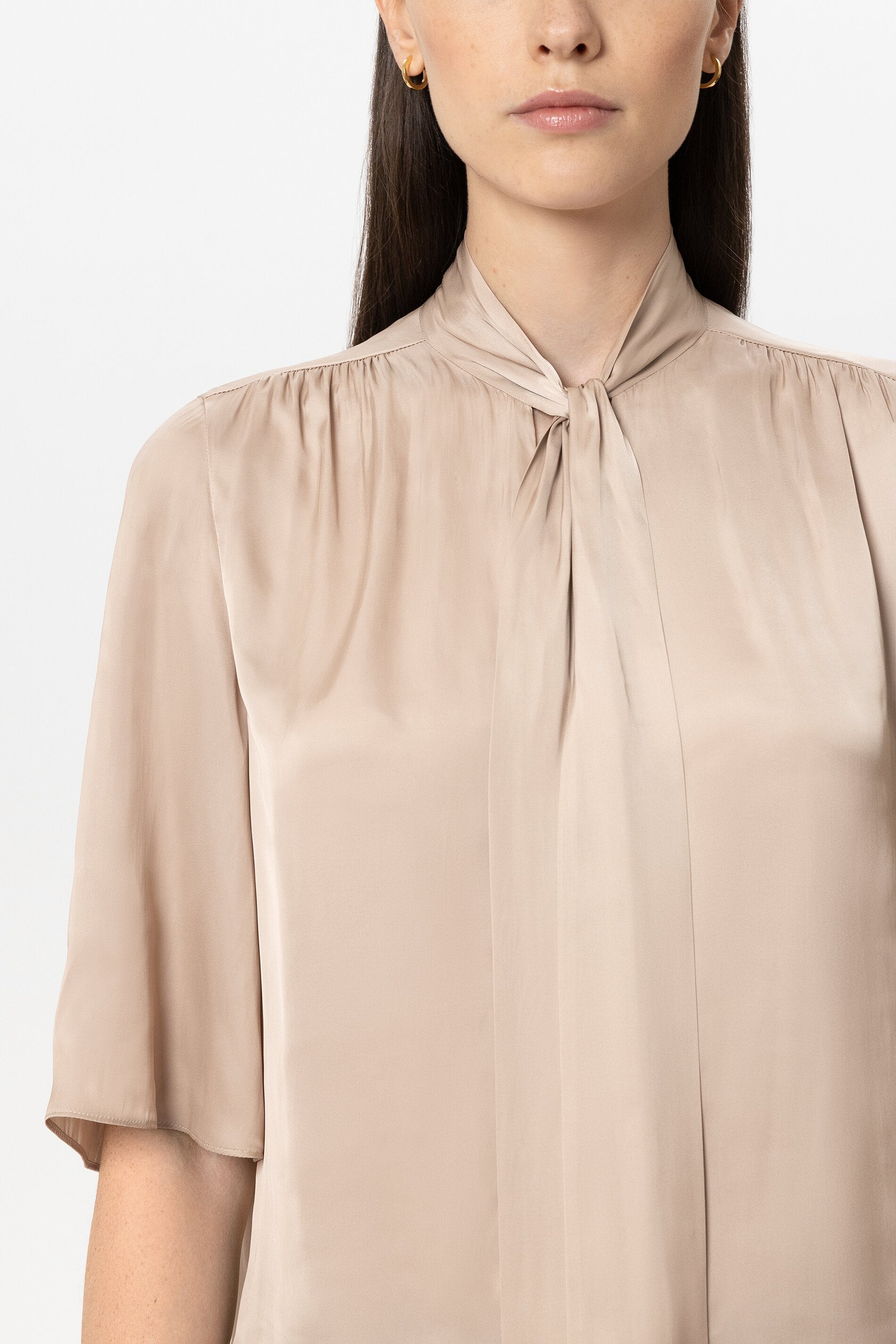 Satin-Bluse mit Schluppe - cappuccino - Standard | Model Detail
