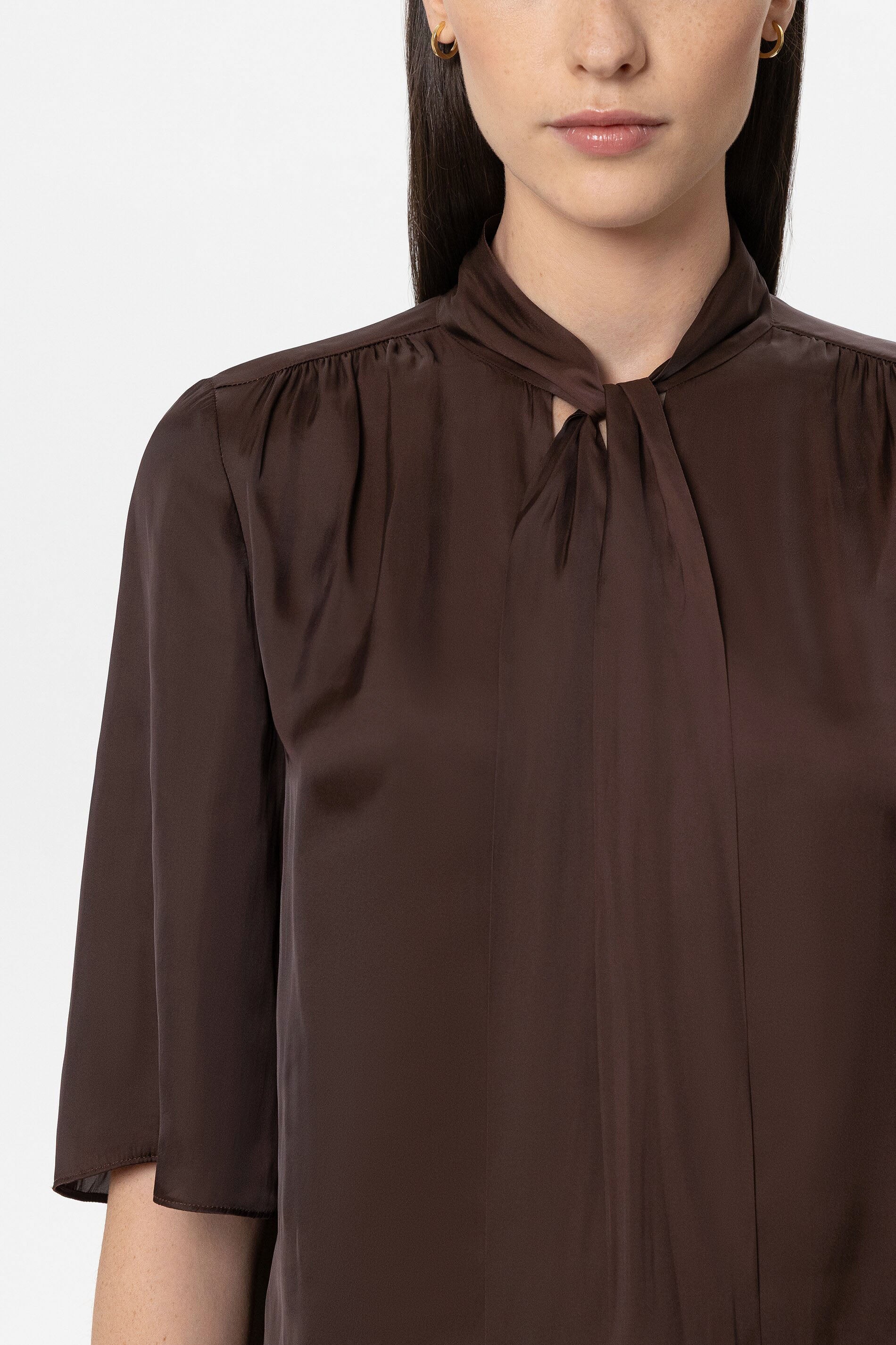 Satin-Bluse mit Schluppe - marone - Standard | Model Detail