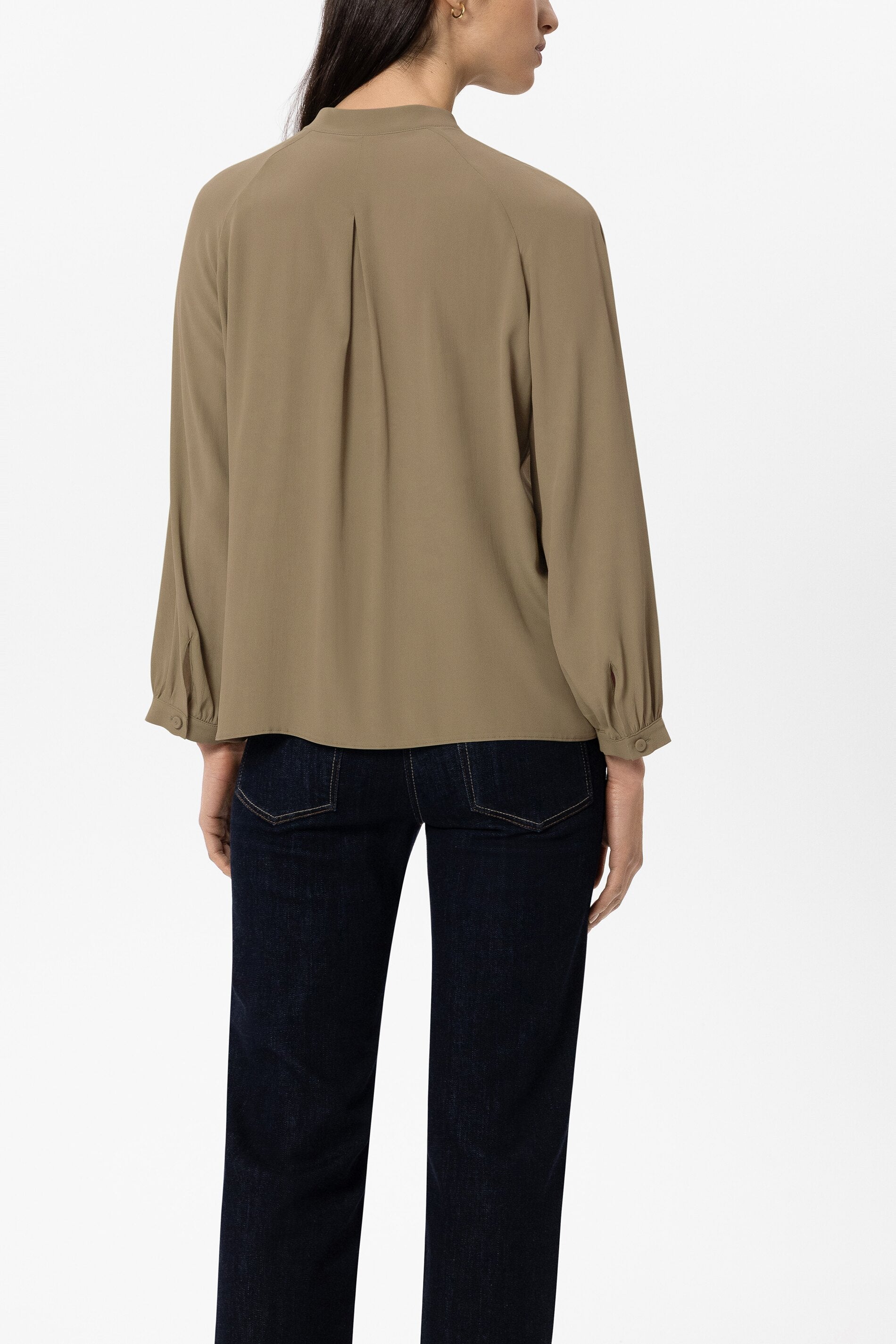 Bluse aus Seiden-Mix - salbei - Standard | Model Rück