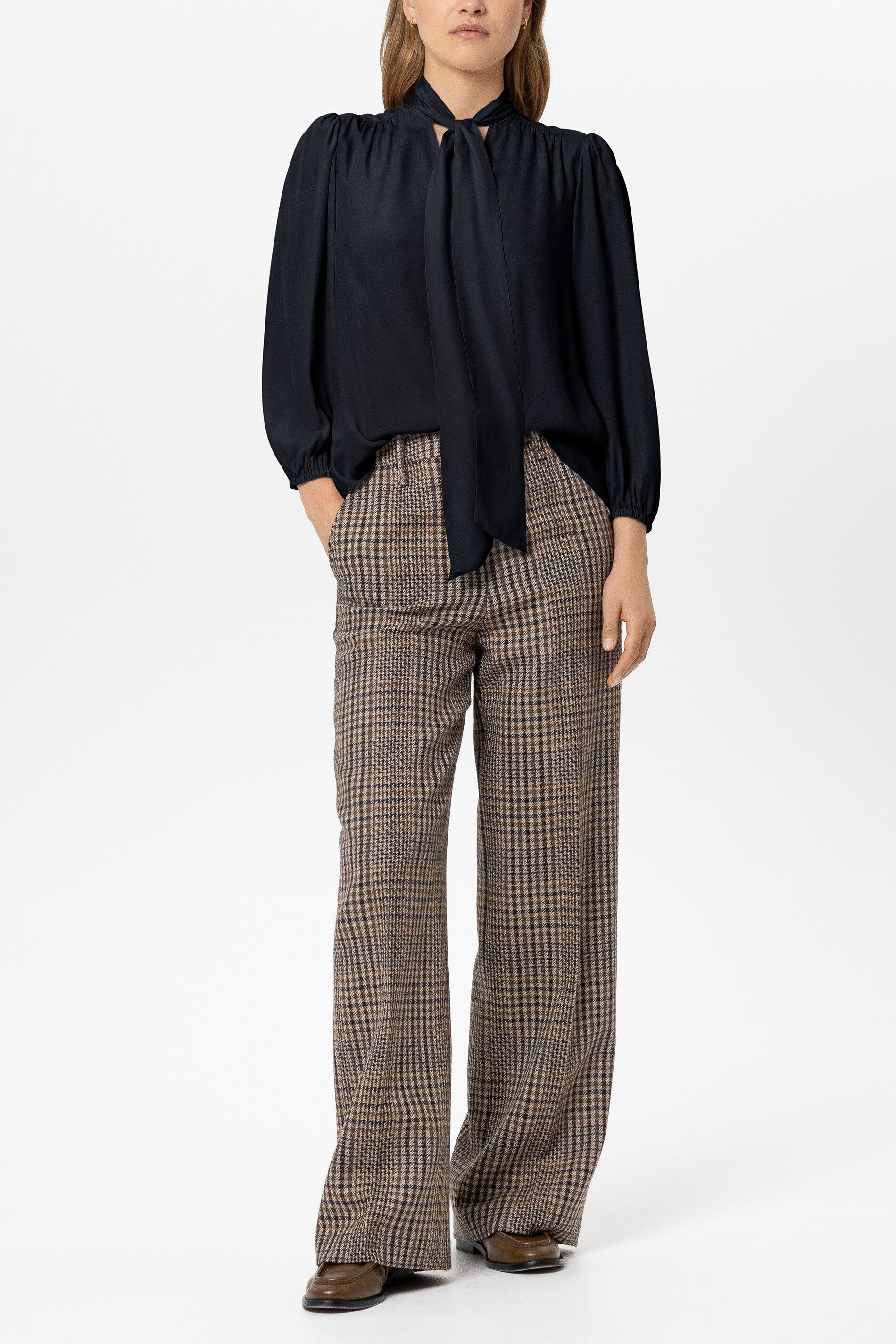 Schluppenbluse aus Seiden-Mix - winter navy - Standard | Model Front