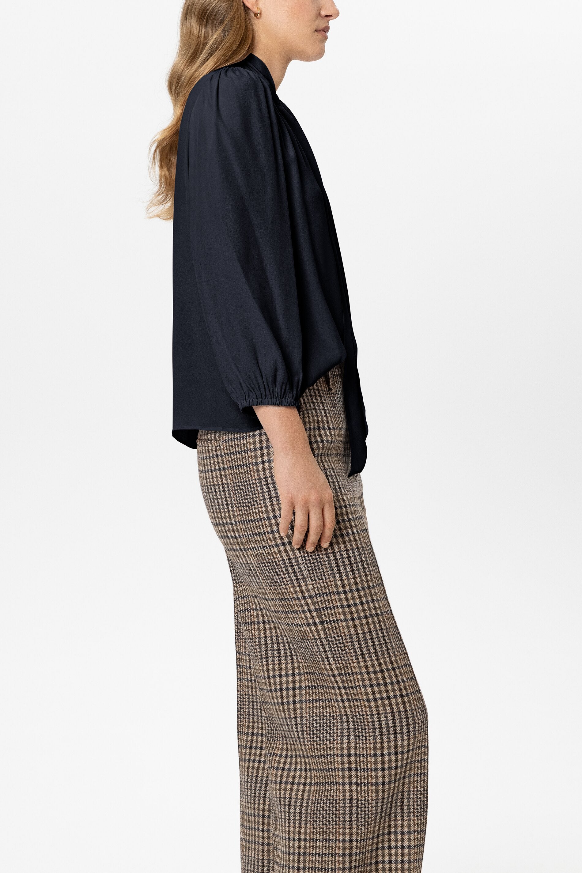 Schluppenbluse aus Seiden-Mix - winter navy - Standard | Model Seite