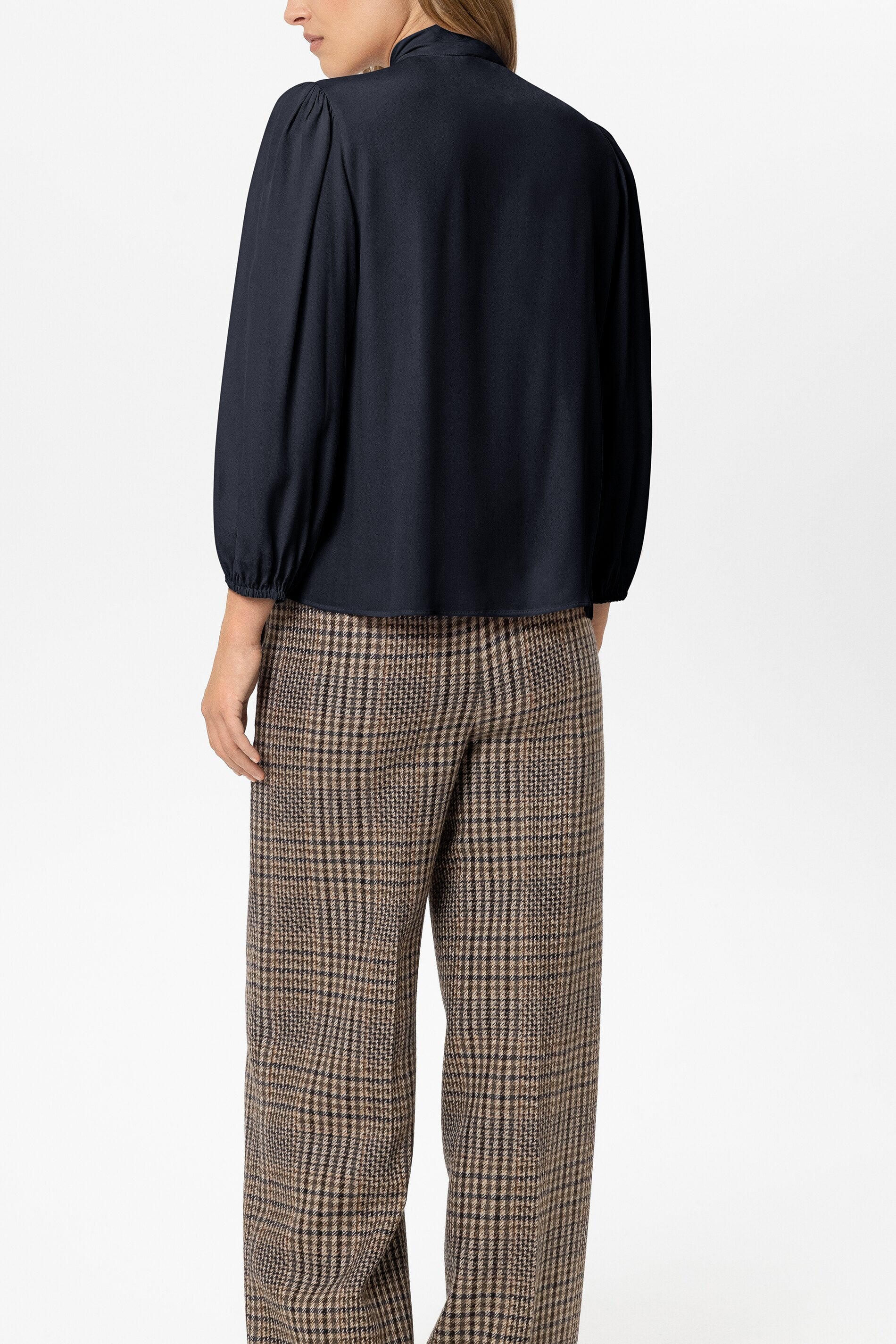 Schluppenbluse aus Seiden-Mix - winter navy - Standard | Model Rück