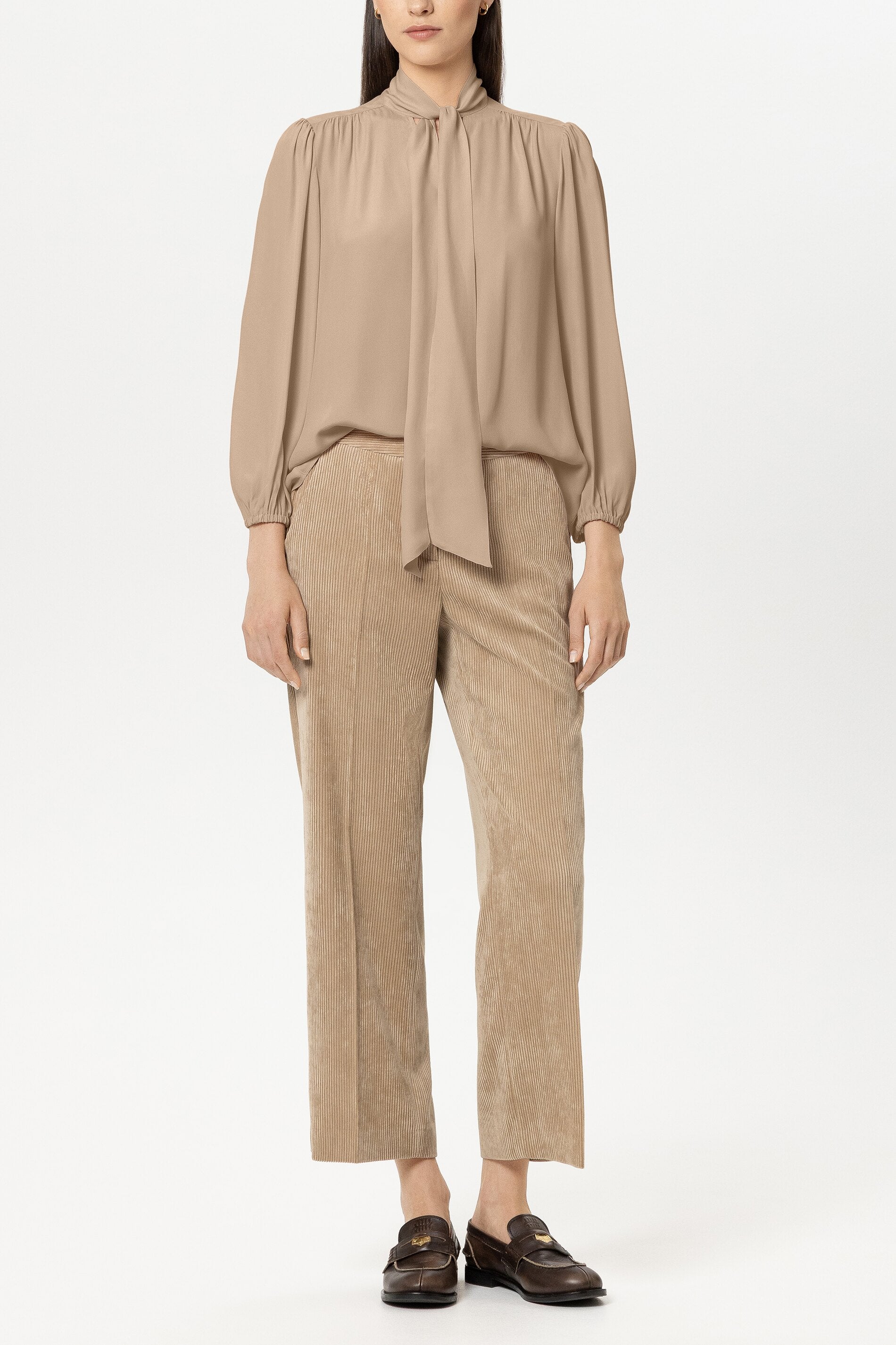 Schluppenbluse aus Seiden-Mix - soft caramel - Standard | Model Front