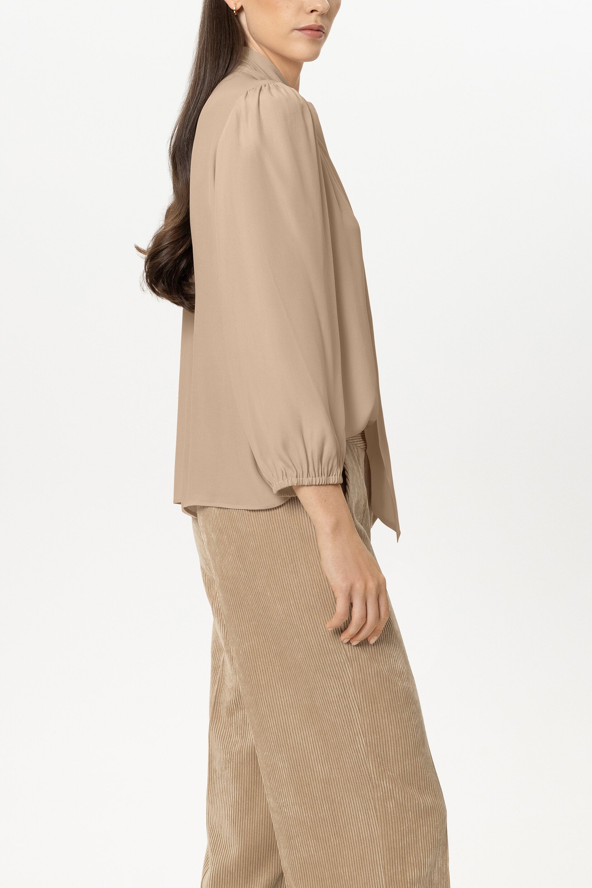 Schluppenbluse aus Seiden-Mix - soft caramel - Standard | Model Seite