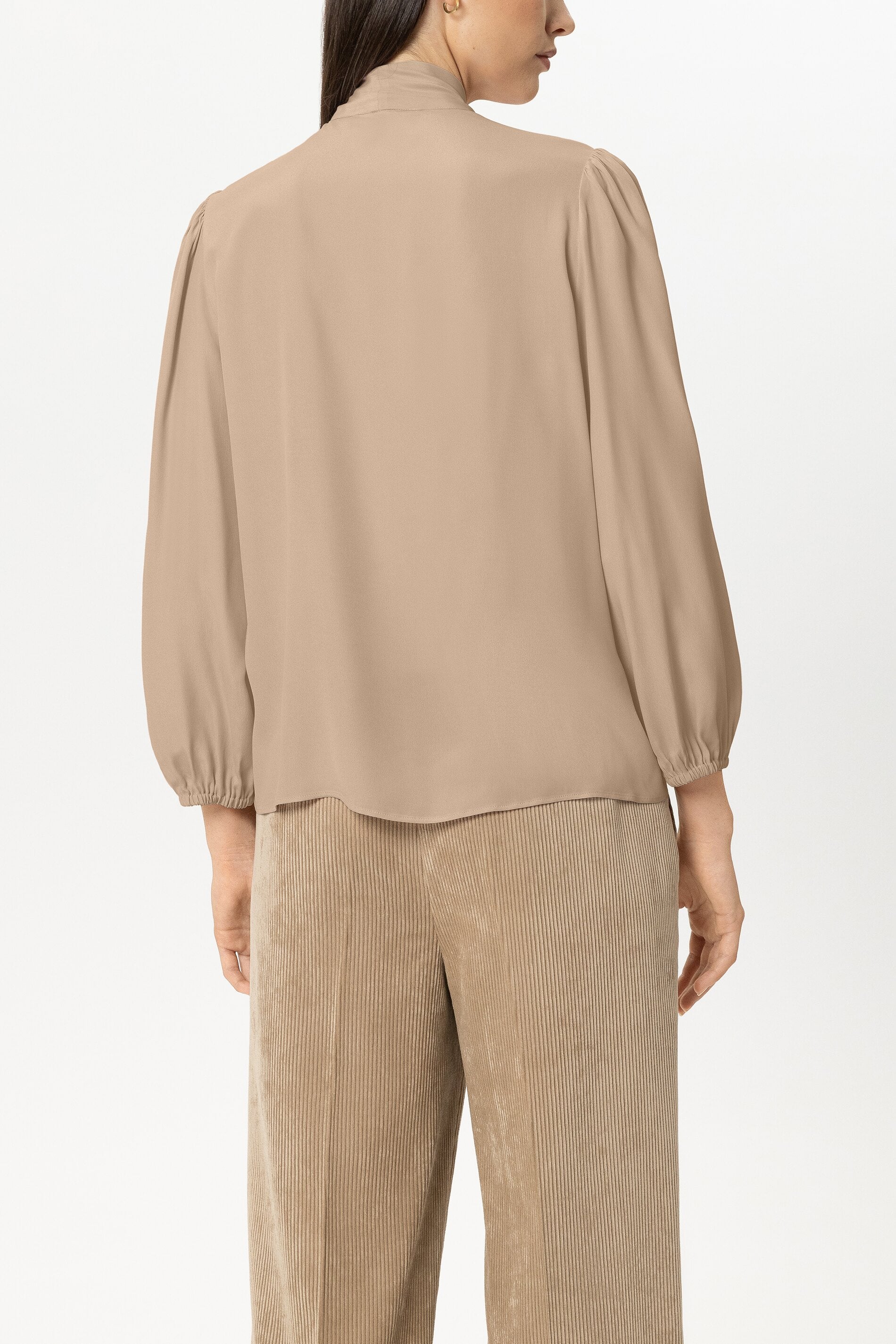 Schluppenbluse aus Seiden-Mix - soft caramel - Standard | Model Rück