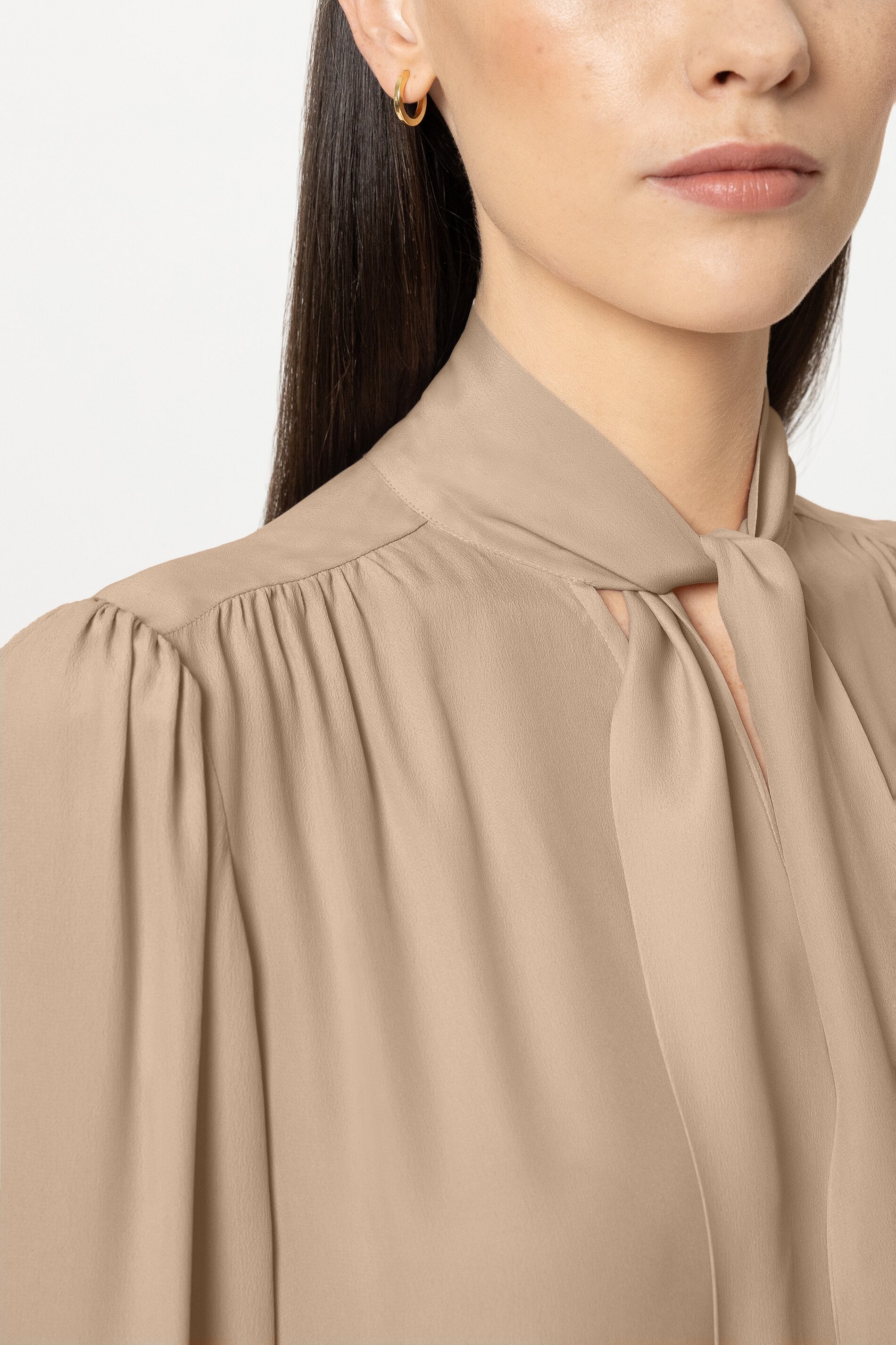 Schluppenbluse aus Seiden-Mix - soft caramel - Standard | Model Detail