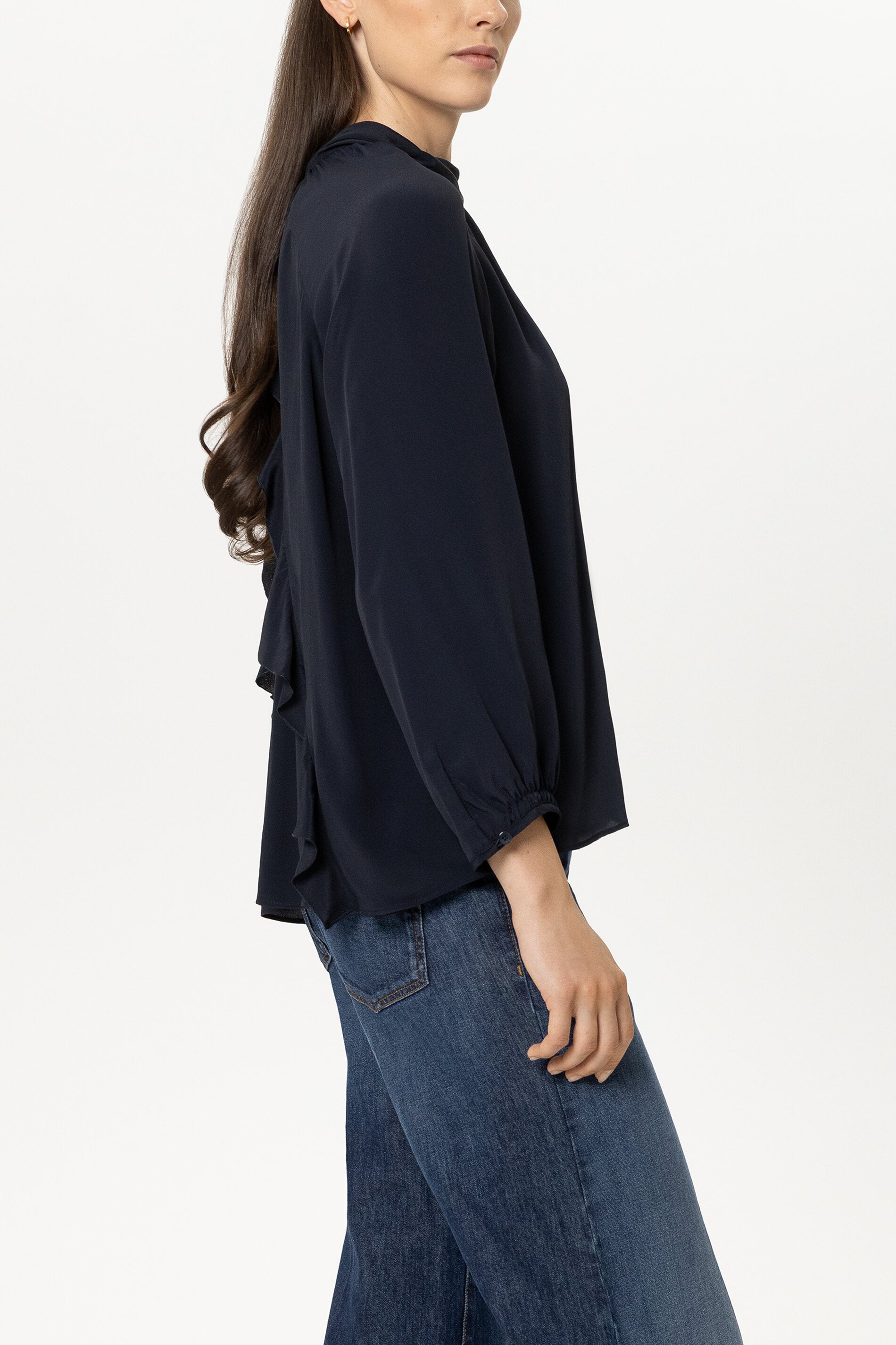 Volantbluse aus Seiden-Mix - winter navy - Standard | Model Seite