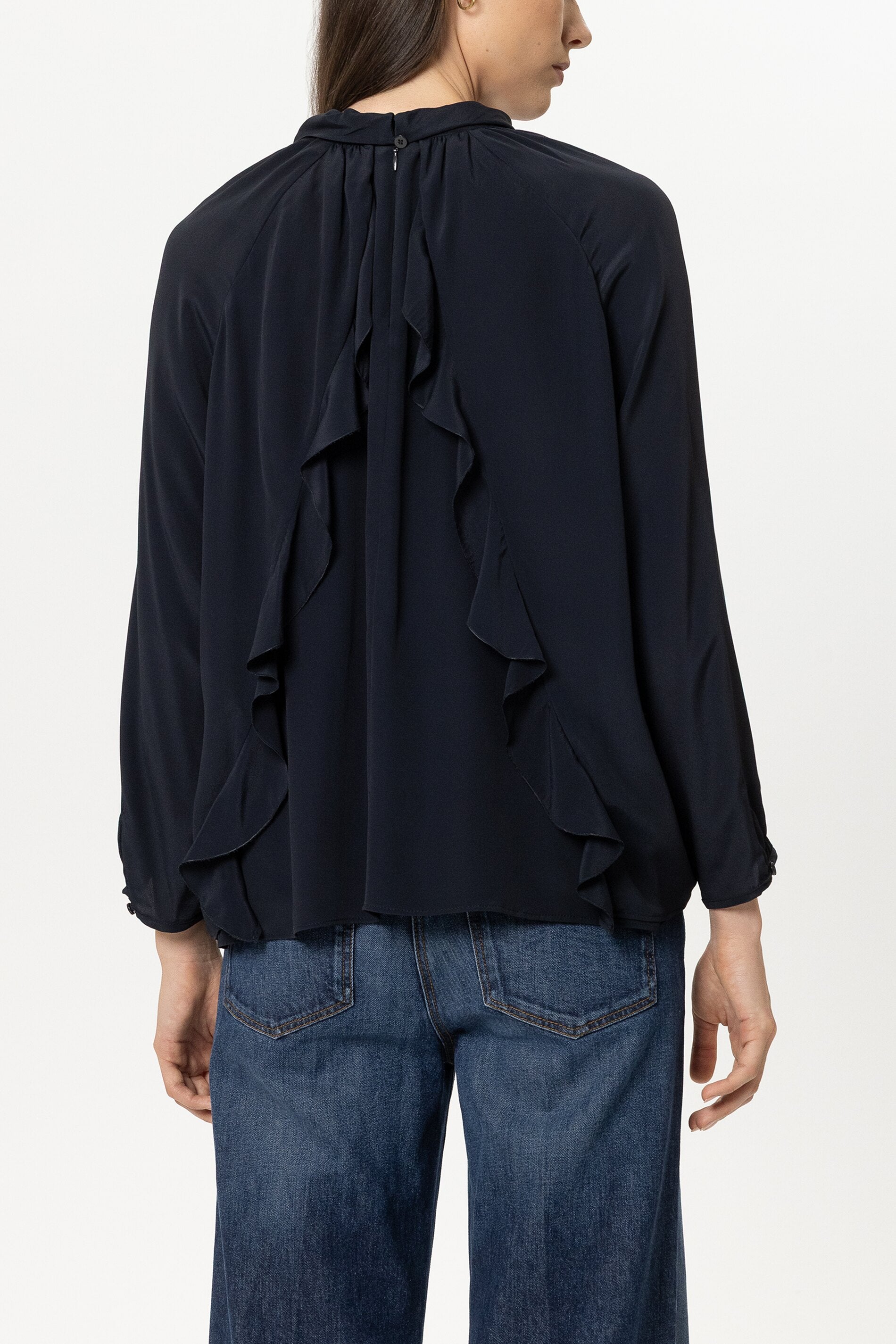 Volantbluse aus Seiden-Mix - winter navy - Standard | Model Rück