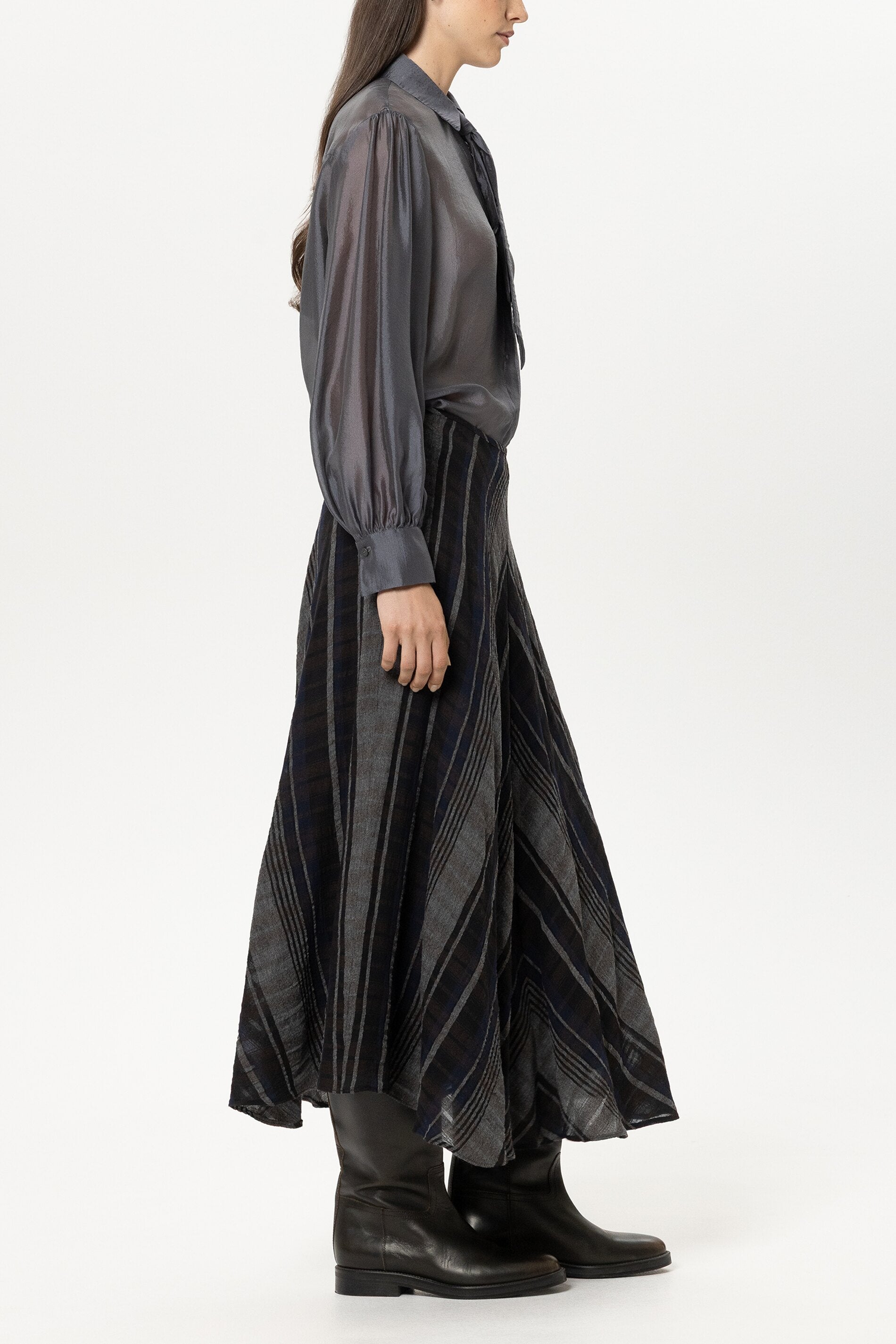 Semitransparente Hemdbluse - heather grey - mit Krawatte | Model Seite