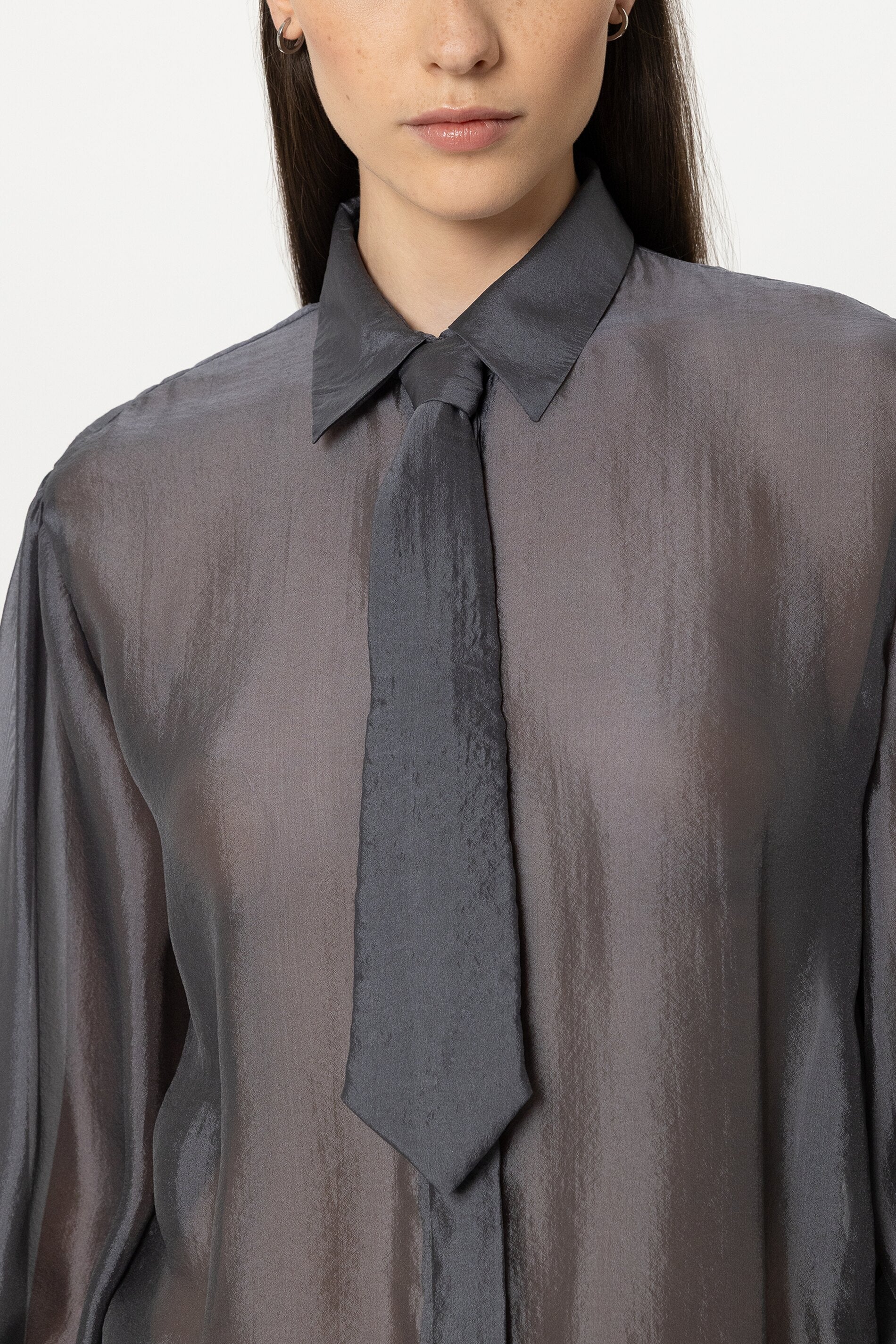 Semitransparente Hemdbluse - heather grey - mit Krawatte | Model Detail