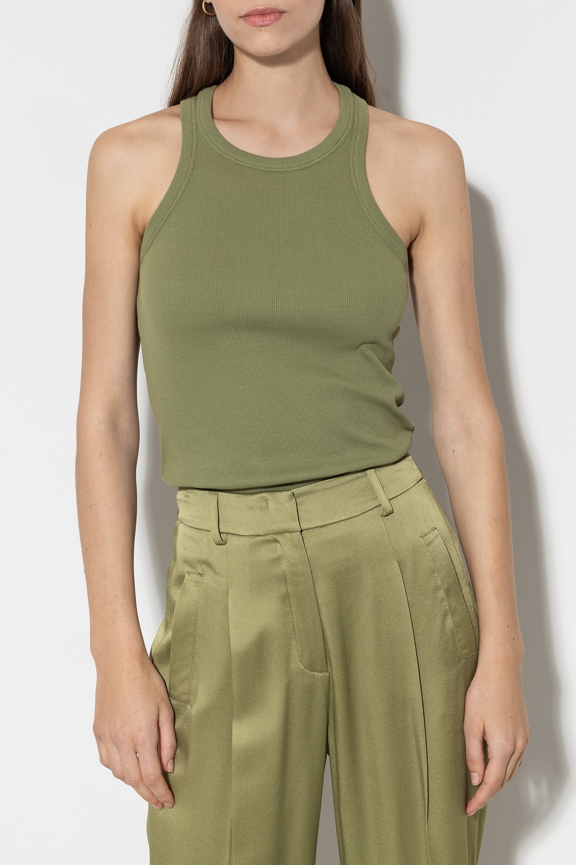 Basic-Tanktop - moss green - Standard | Model Front