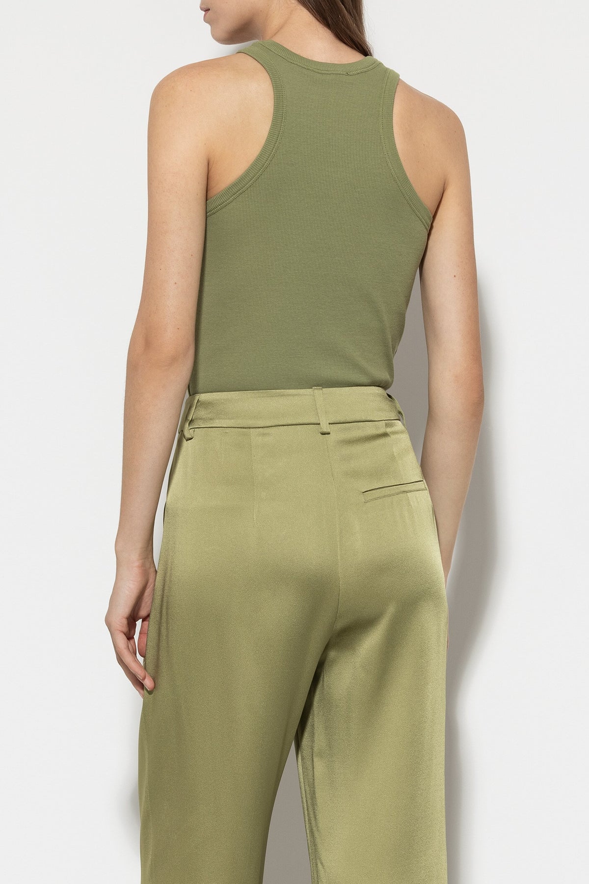Basic-Tanktop - moss green - Standard | Model Rück