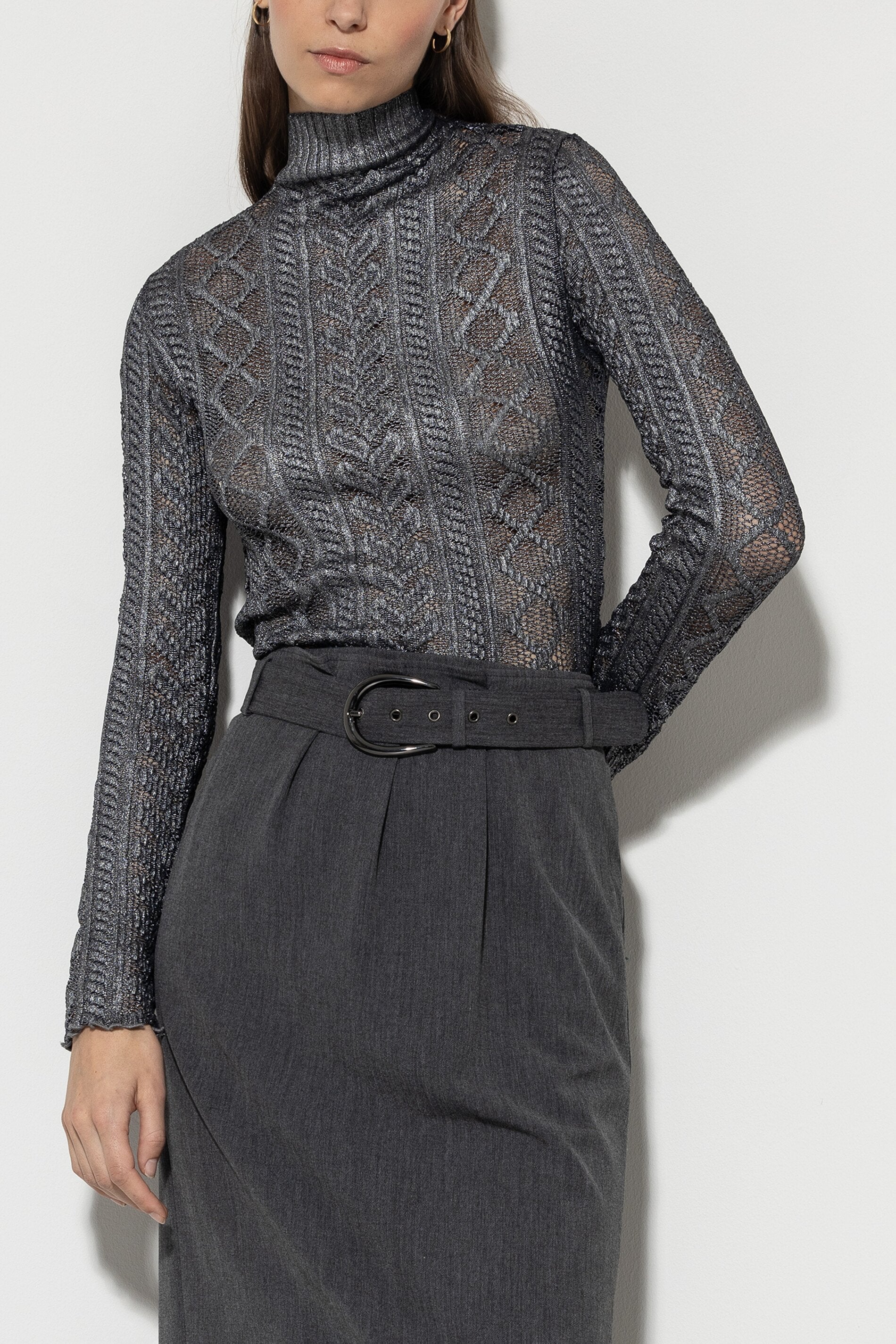 Rollkragenshirt aus Spitze - dark grey - Standard | Model Front