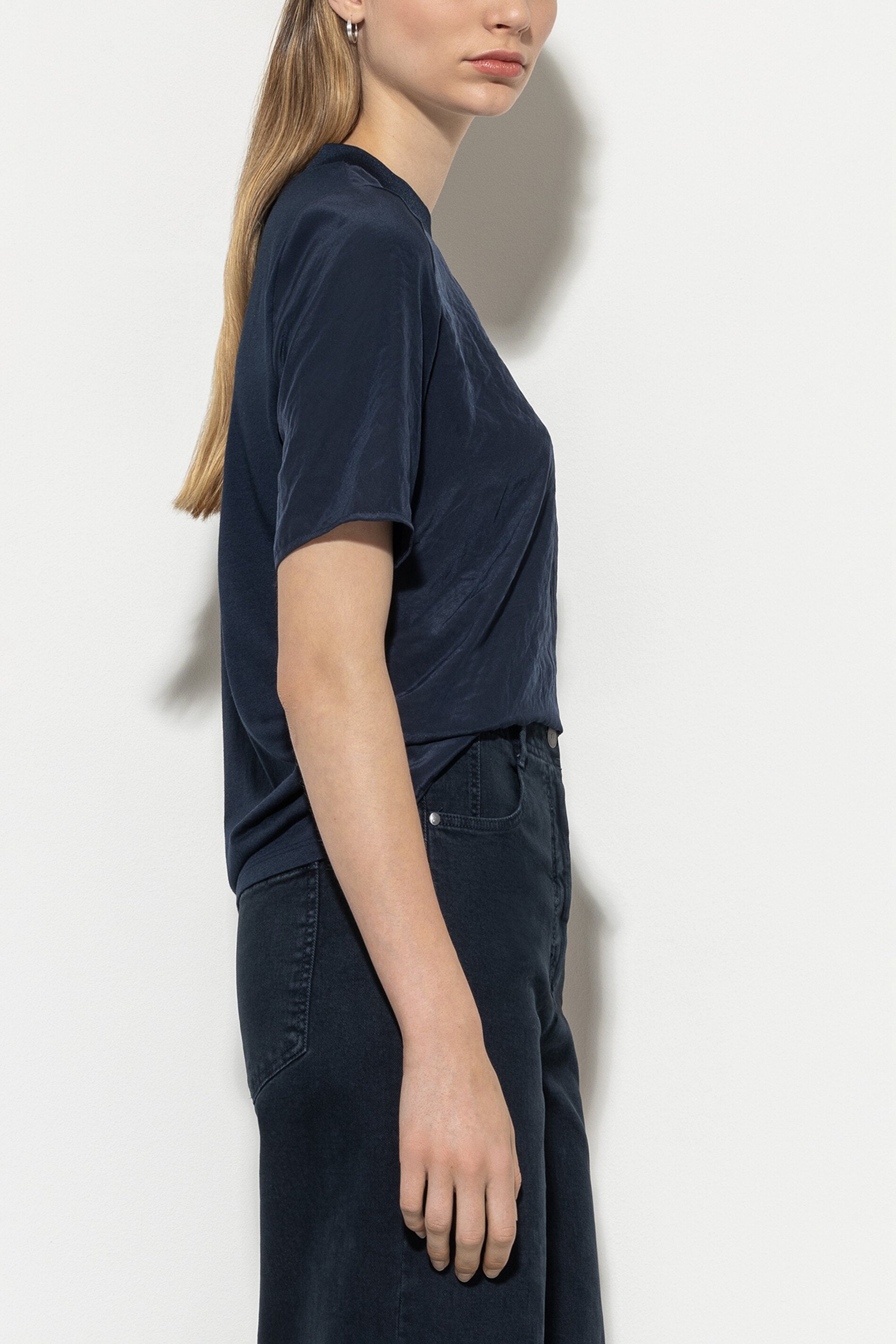 Rundhalsshirt mit Rippdetail - midnight blue - Standard | Model Seite