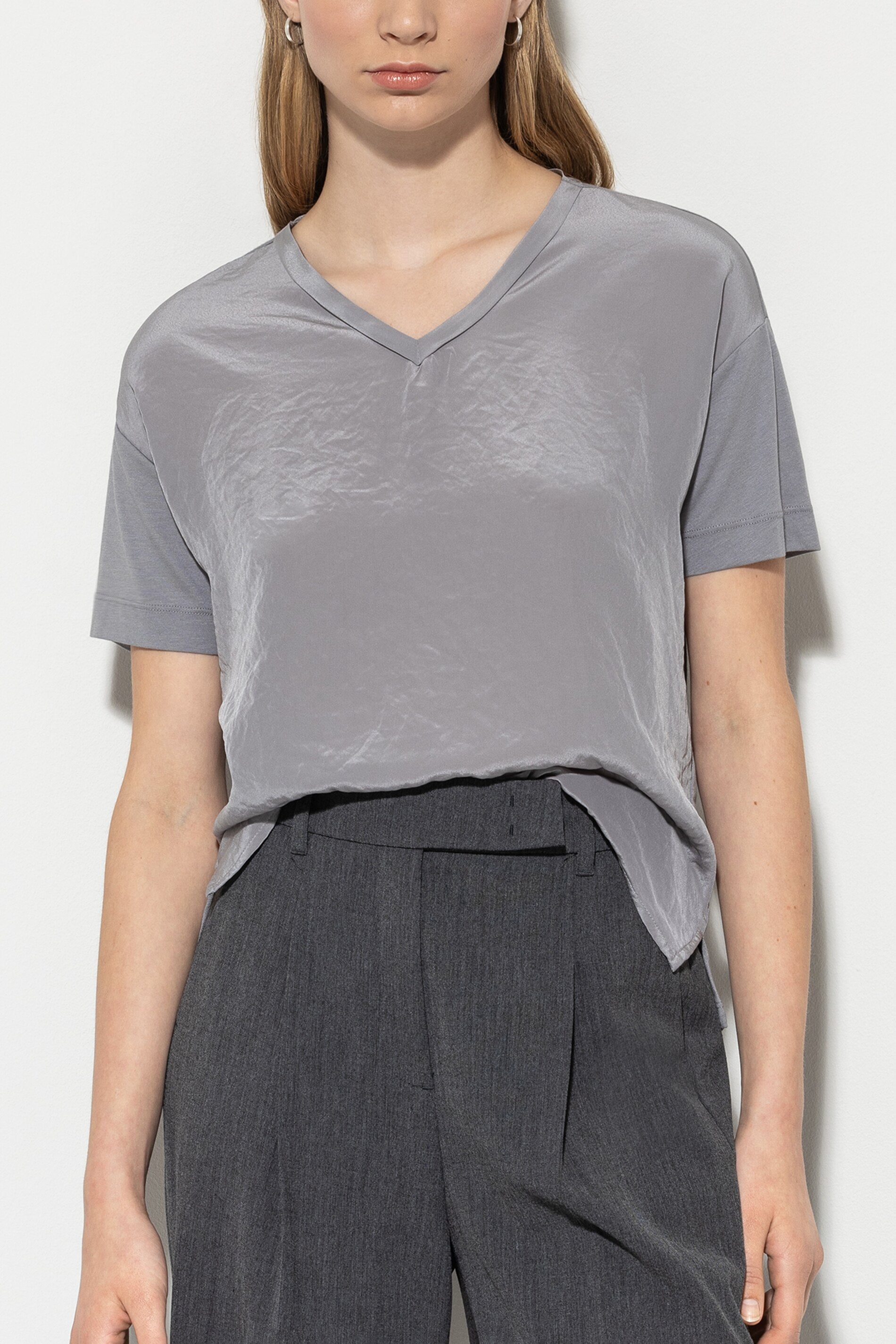 V-Neck-Shirt - silver grey - Standard | Model Front