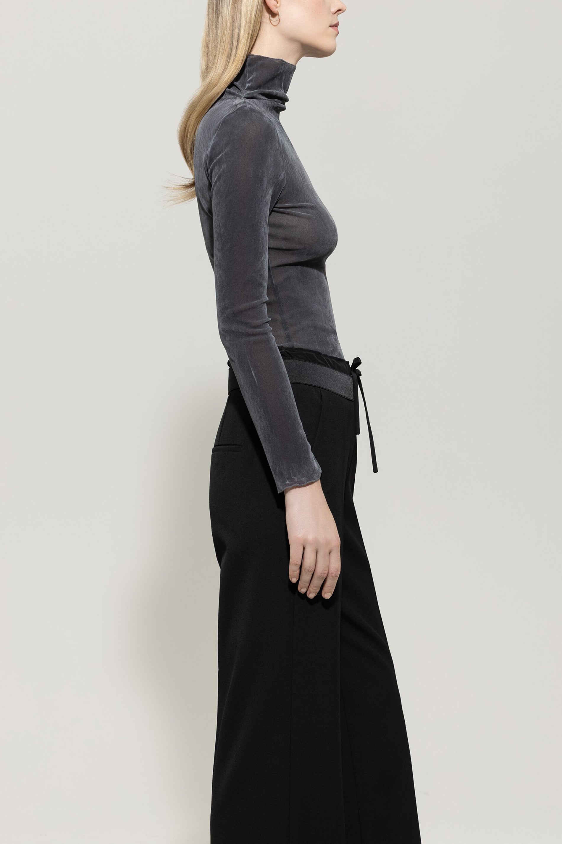 Rollkragen-Samt-Shirt - urban grey - Standard | Model Seite