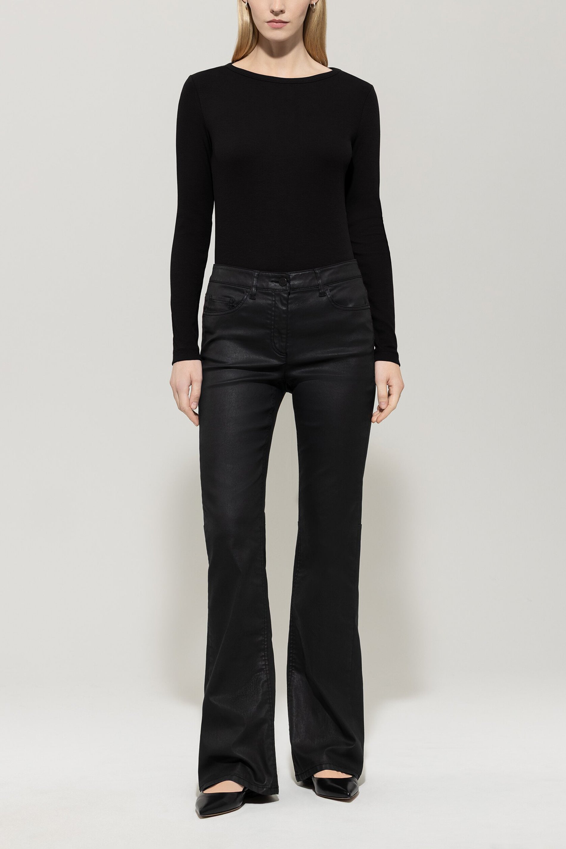 Langarm-Shirt - deep black - Standard | Model Front