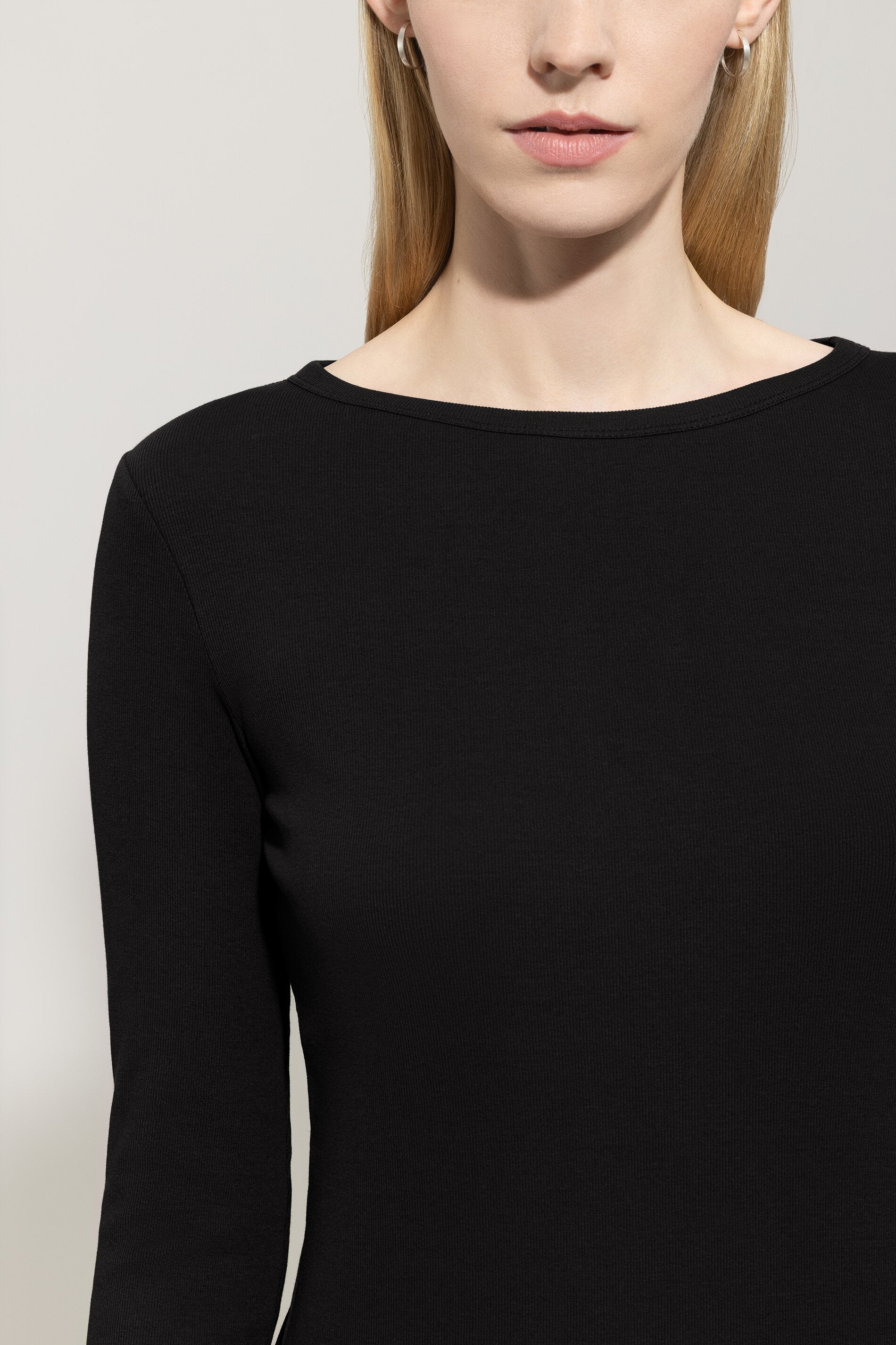 Langarm-Shirt - deep black - Standard | Model Detail