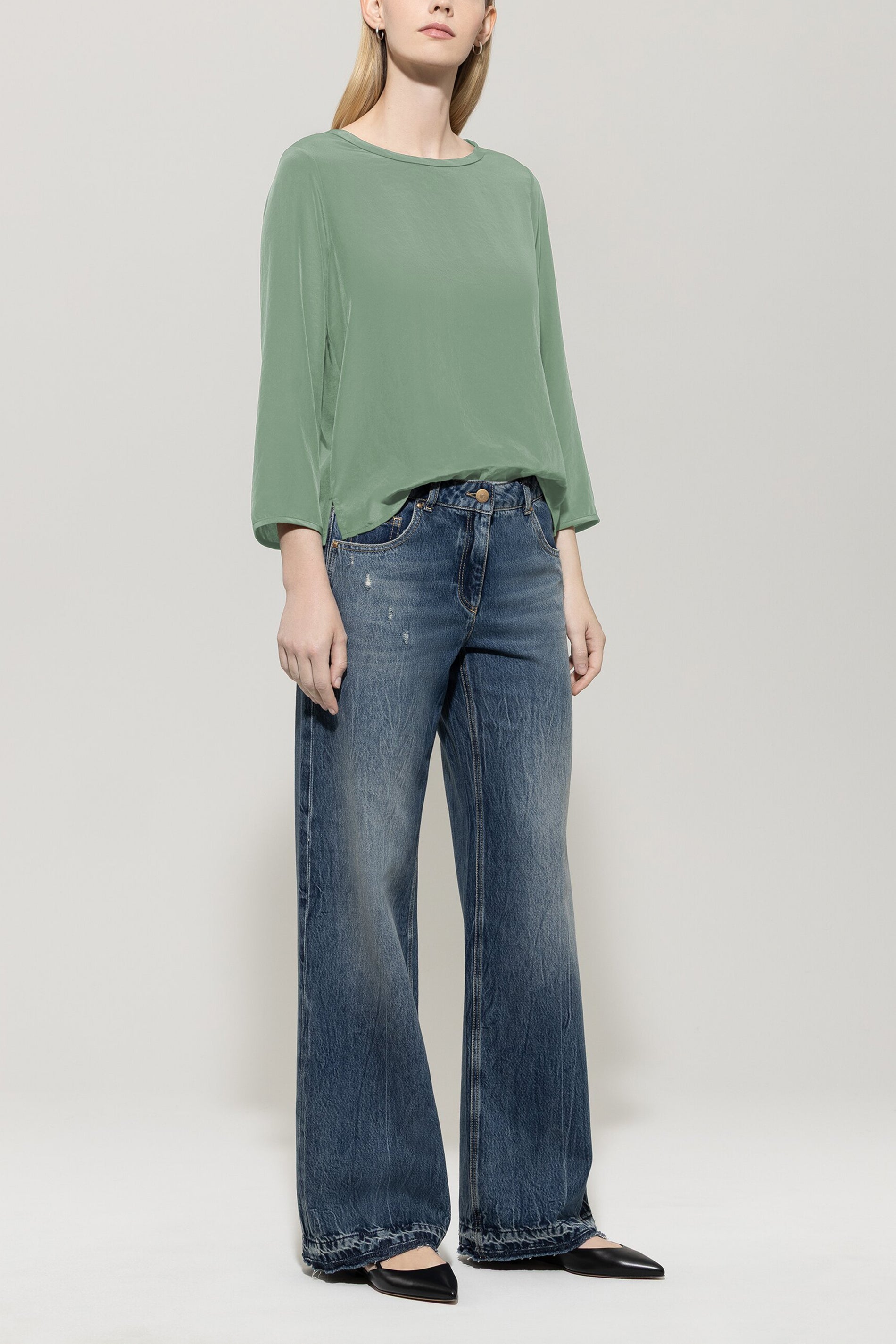 Shirt mit Rücken-Patch - salbei - Standard | Model Front