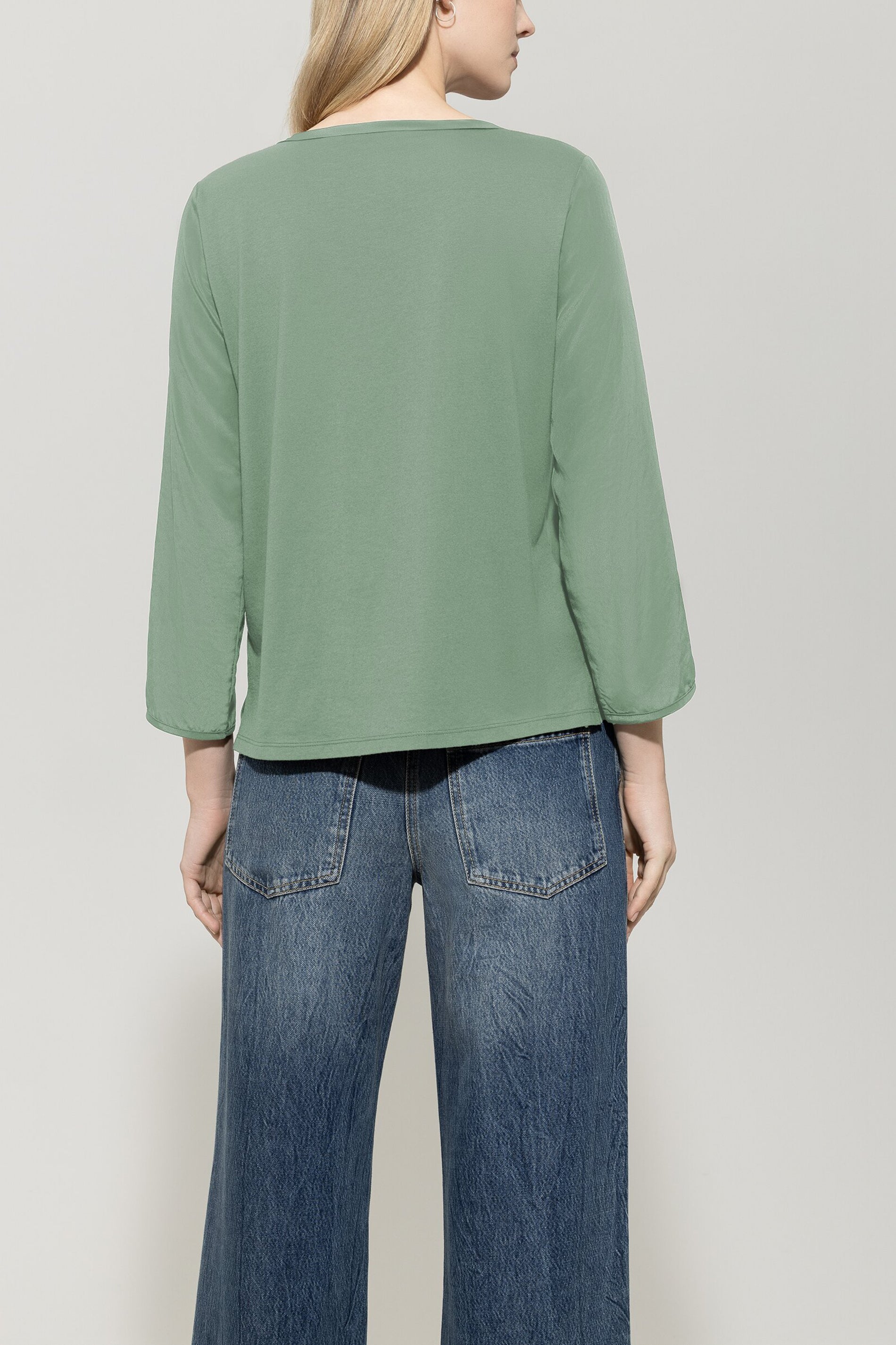 Shirt mit Rücken-Patch - salbei - Standard | Model Rück