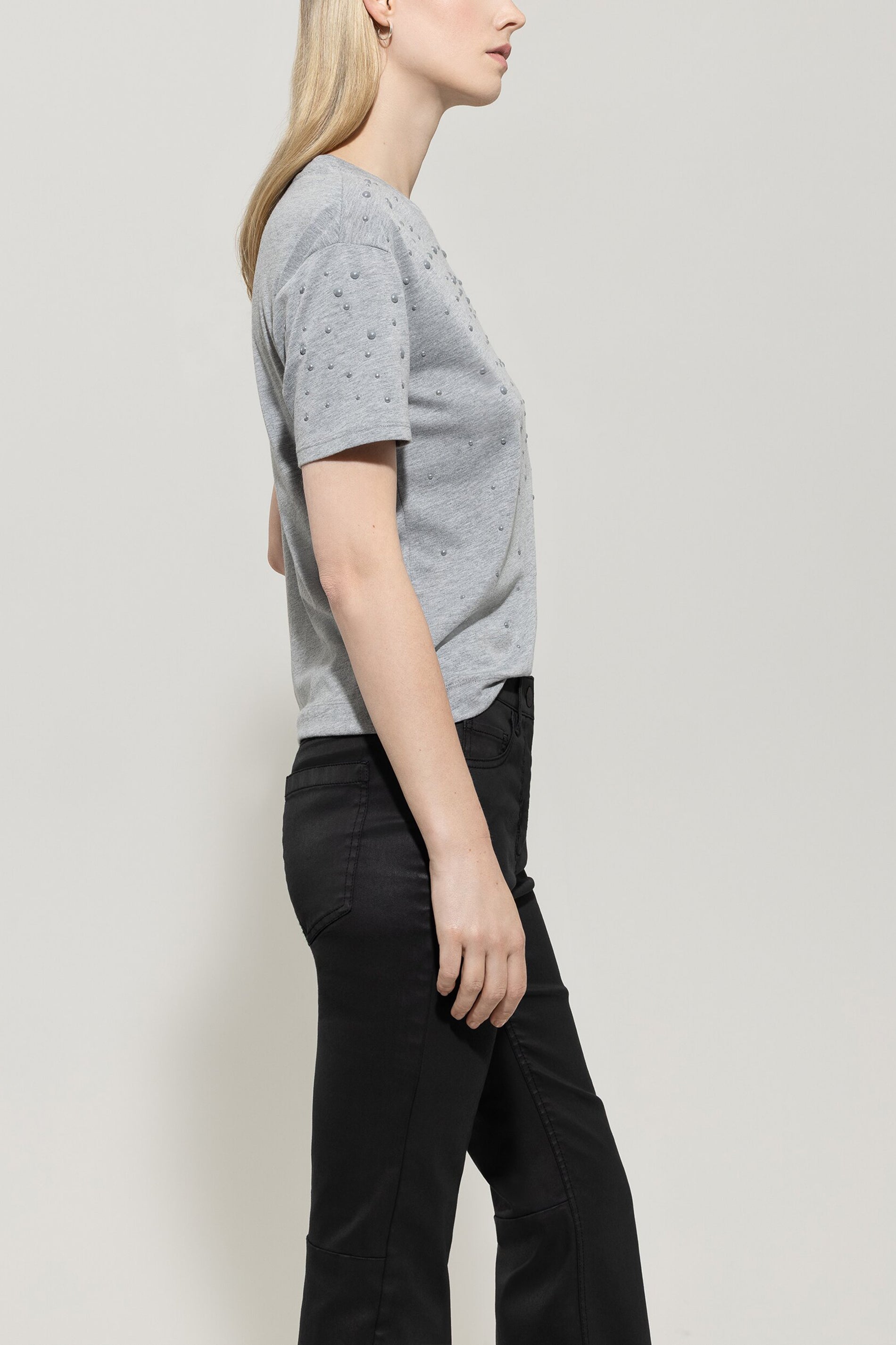 T-Shirt mit Perlendetails - urban grey - Standard | Model Seite