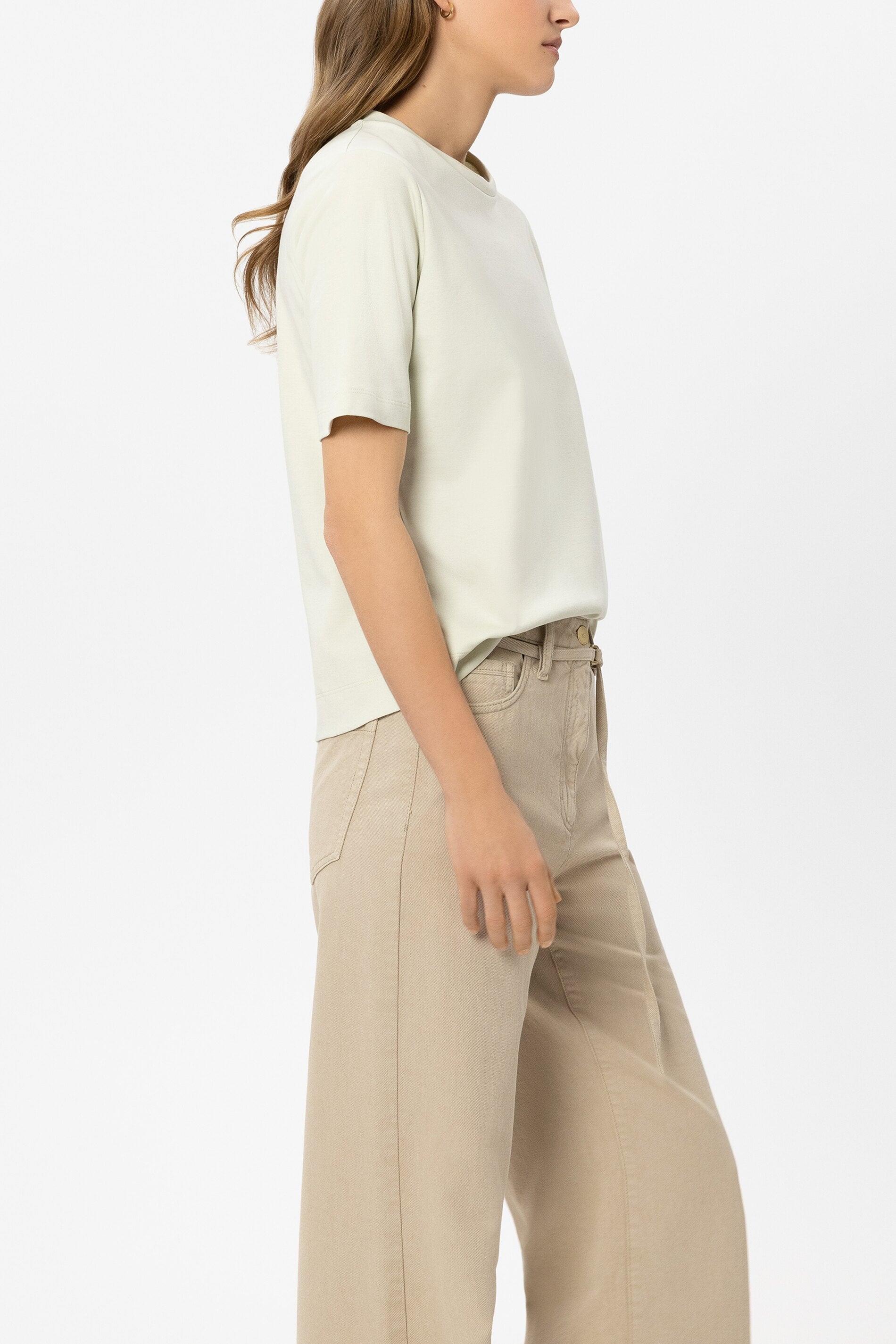 Basic-T-Shirt - pistachio - Standard | Model Seite