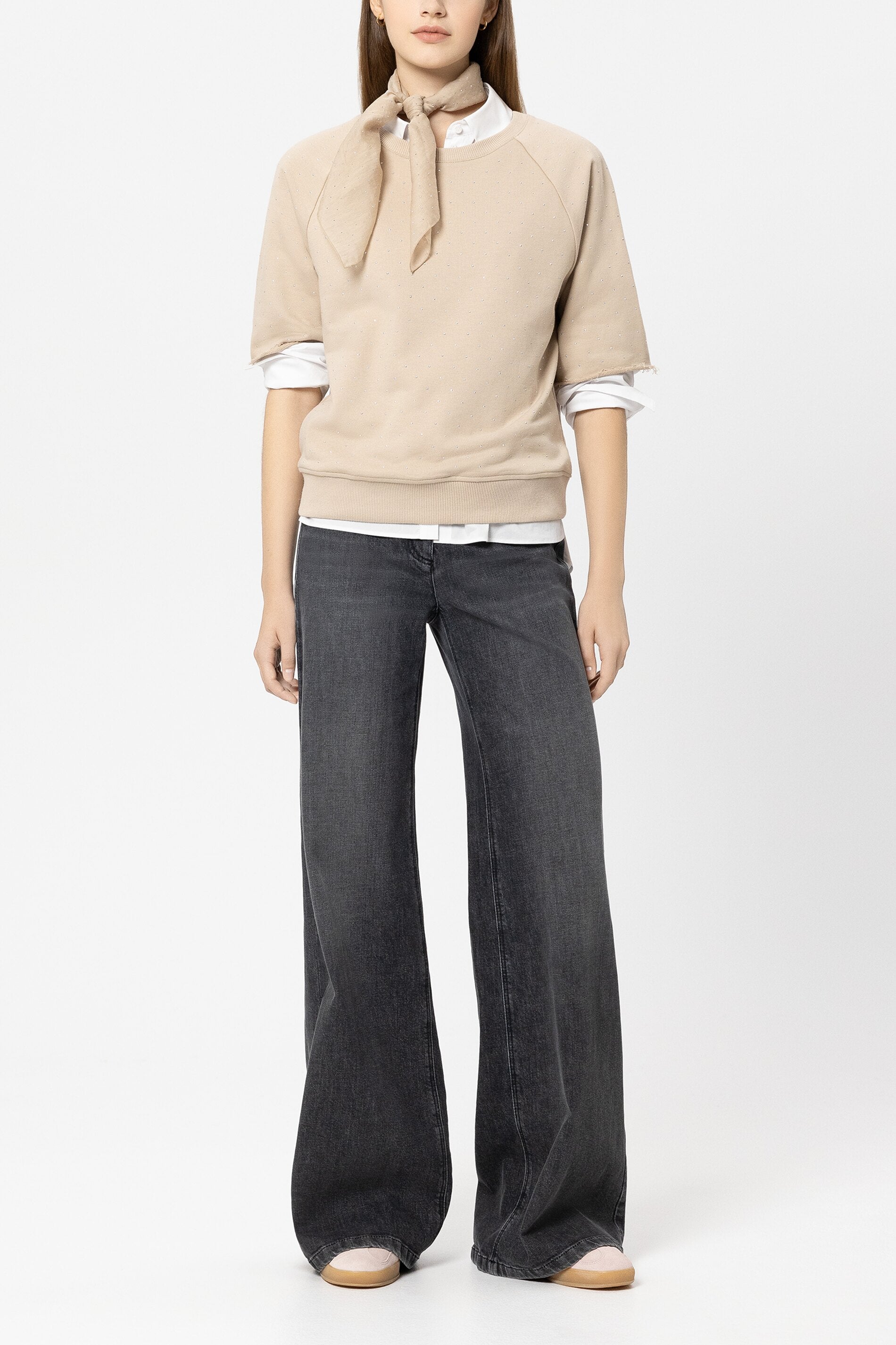 Sweatshirt mit Schmucksteinen - soft camel - Standard | Model Front