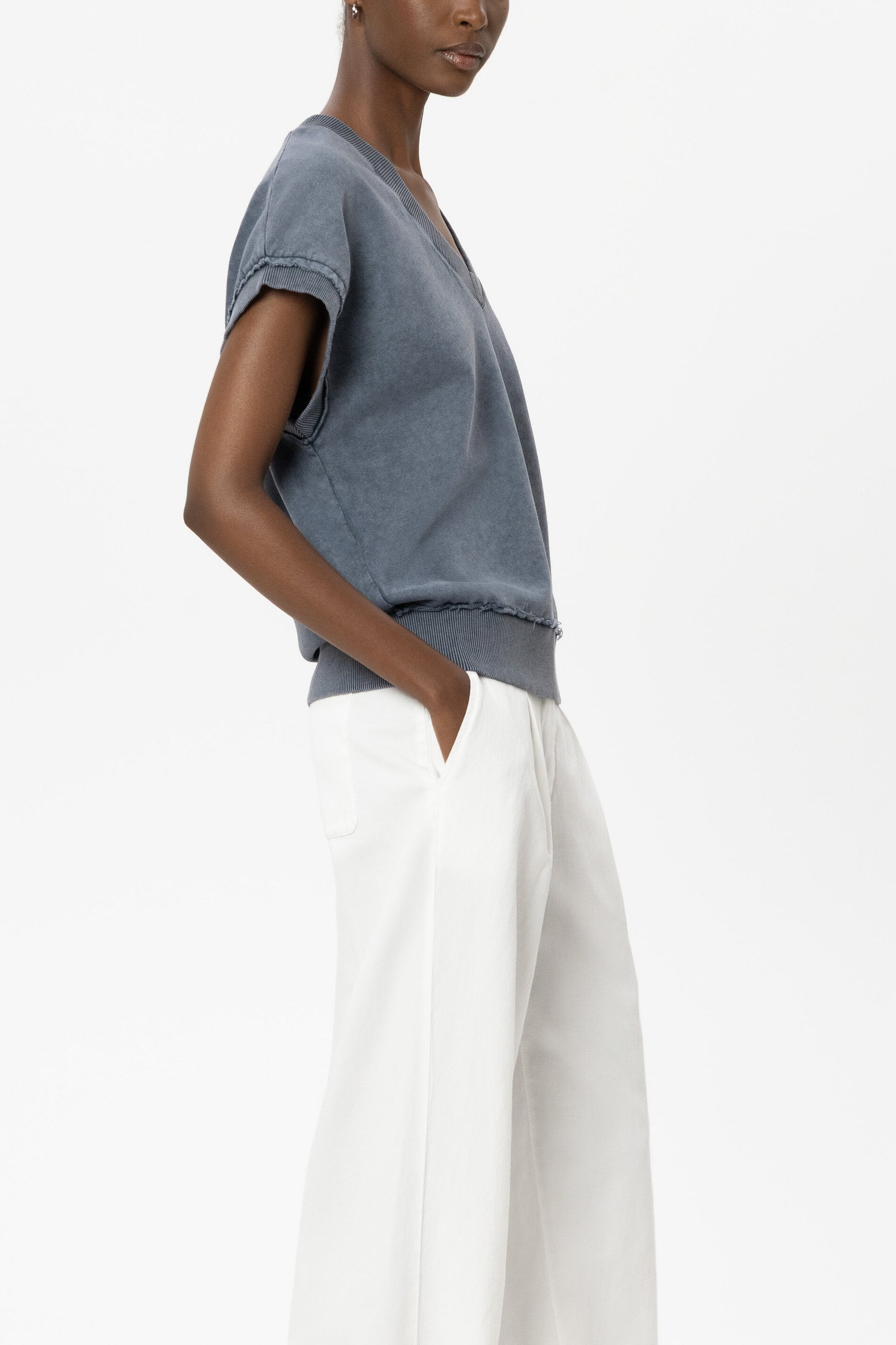 V-Neck-Sweatshirt - tinted blue - Standard | Model Seite